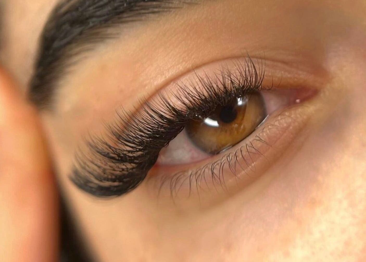 Extensiones de pestañas elegantes en Latín beauty, Cap Martinet, Illes Balears, ES.