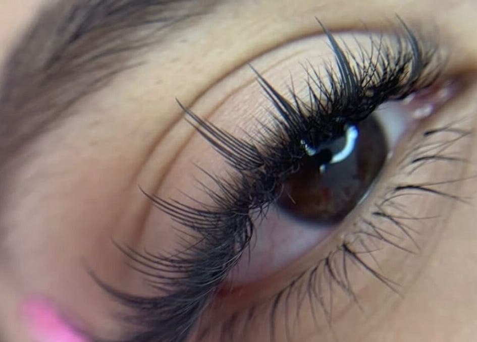Close-up de pestañas tratadas en Latín Beauty, Cap Martinet, Illes Balears, ES. Resalta la belleza natural.