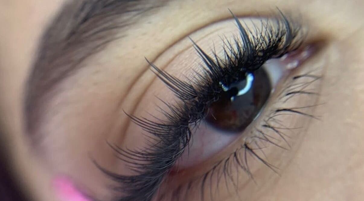 Close-up de pestañas tratadas en Latín Beauty, Cap Martinet, Illes Balears, ES. Resalta la belleza natural.