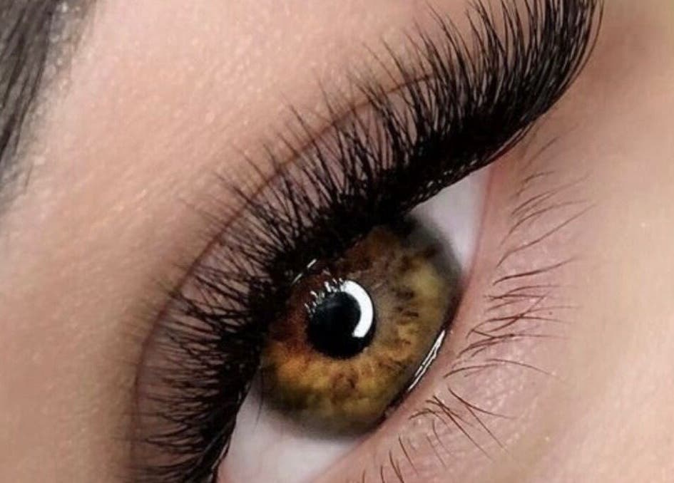 Extensiones de pestañas en Latín Beauty, Cap Martinet, Illes Balears, ES para una mirada deslumbrante.