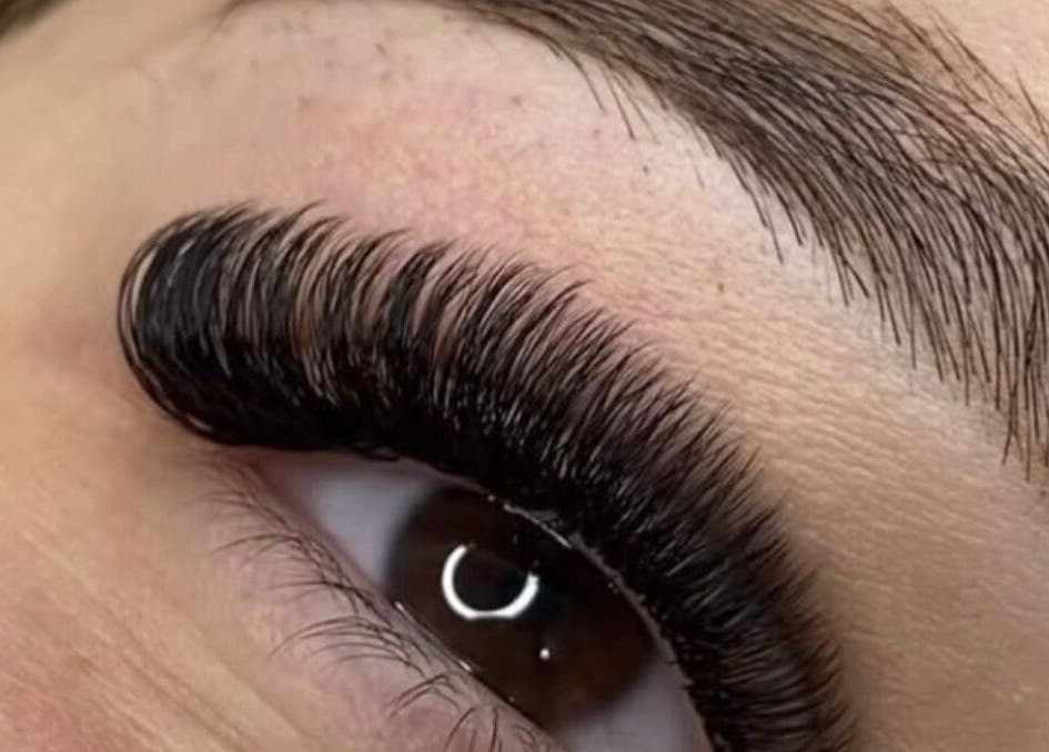 Extensiones de pestañas en Latín beauty, Cap Martinet, Illes Balears, ES, luciendo un acabado impecable.