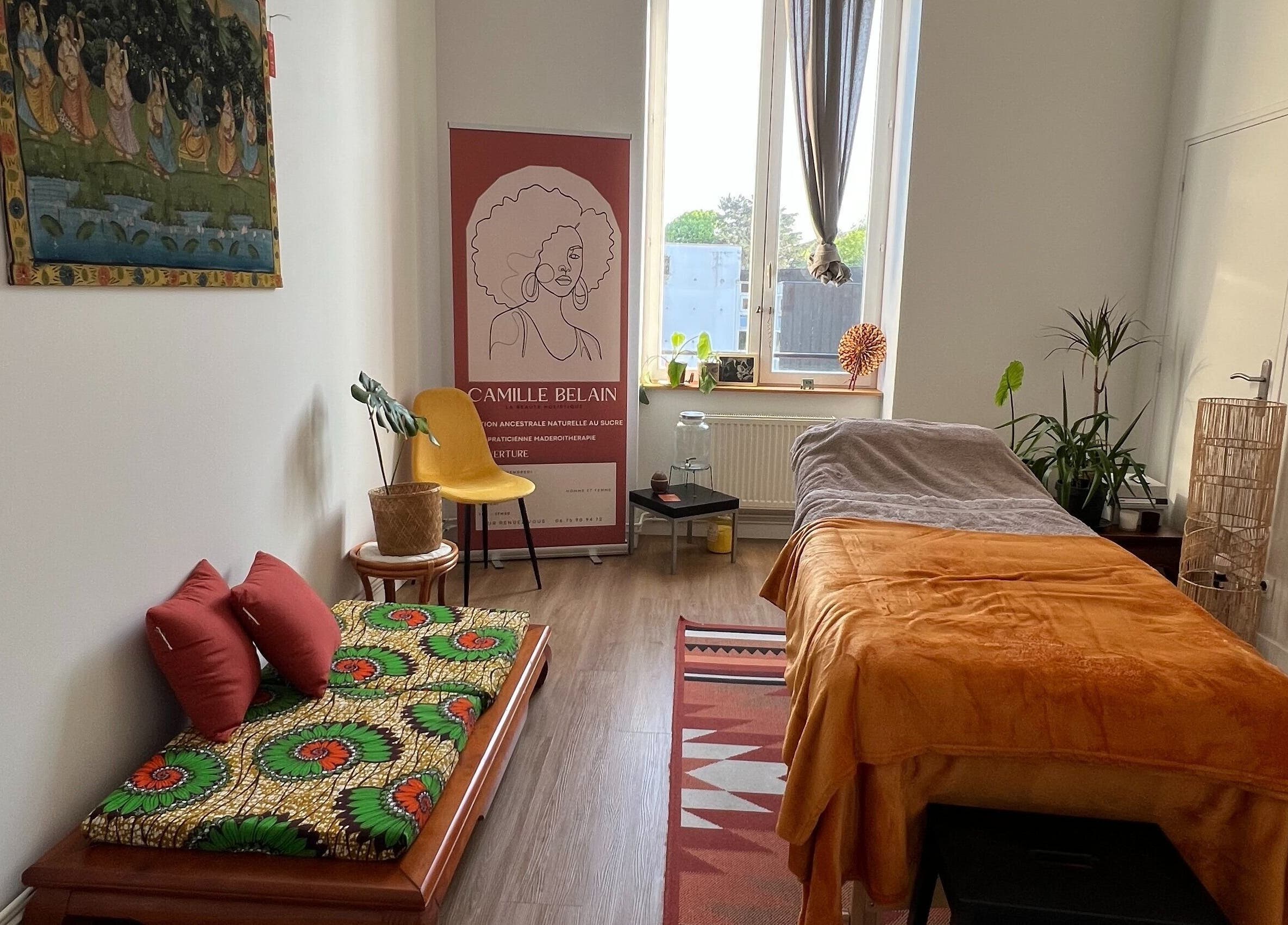 Salle de massage apaisante chez CAMILLE BELAIN, Tourcoing, Hauts-de-France, FR, avec déco chaleureuse