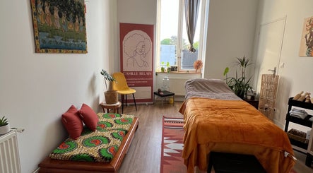 Salle de massage apaisante chez CAMILLE BELAIN, Tourcoing, Hauts-de-France, FR, avec déco chaleureuse