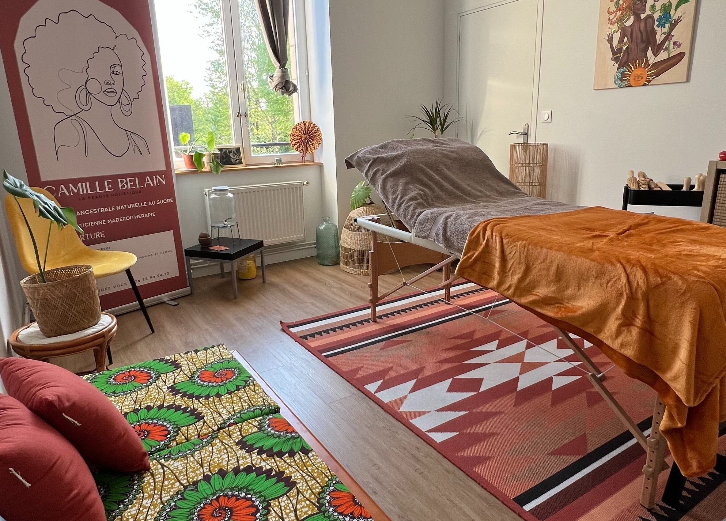 Salle de soin chaleureuse chez CAMILLE BELAIN à Tourcoing, Hauts-de-France, FR avec décoration colorée.