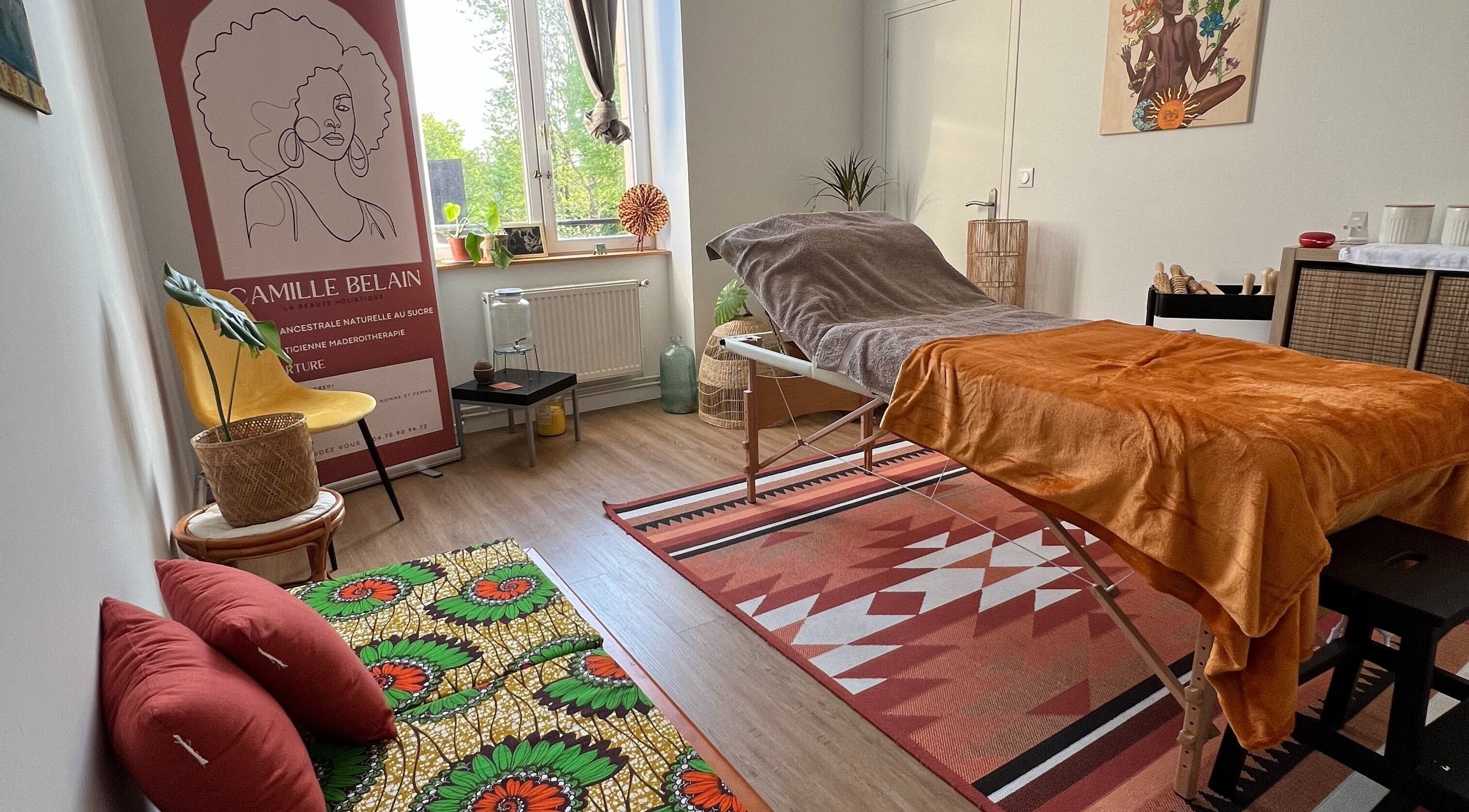Salle de soin chaleureuse chez CAMILLE BELAIN à Tourcoing, Hauts-de-France, FR avec décoration colorée.