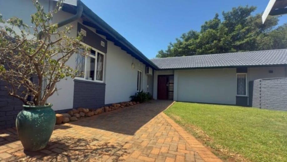 Peaceful exterior of Pearl's Nest Spa in Amanzimtoti, Kwazulu-natal, ZA, showcasing a lush garden path.