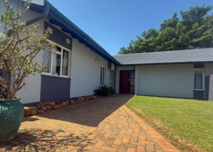 Peaceful exterior of Pearl's Nest Spa in Amanzimtoti, Kwazulu-natal, ZA, showcasing a lush garden path.