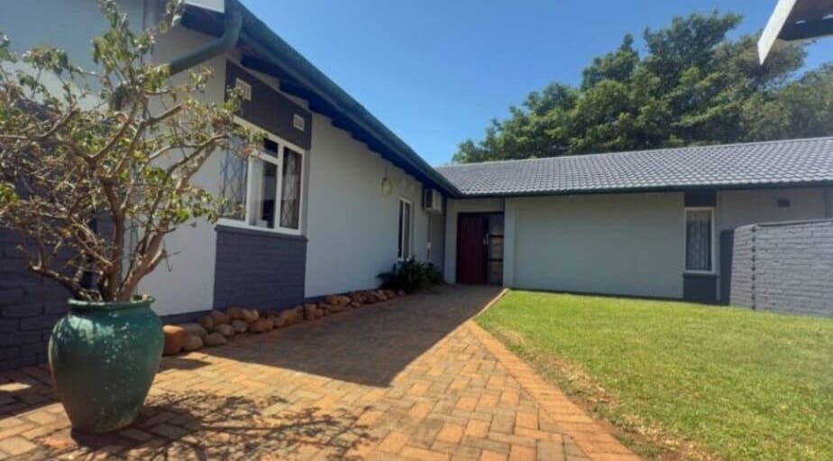 Peaceful exterior of Pearl's Nest Spa in Amanzimtoti, Kwazulu-natal, ZA, showcasing a lush garden path.