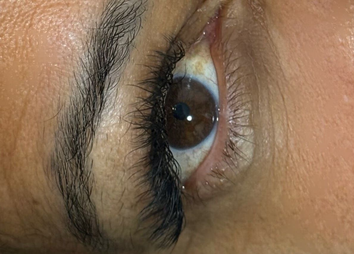 Close-up of an eye with elegant lashes by Carol Santos Lash Designer in São João Da Madeira, Aveiro, PT.
