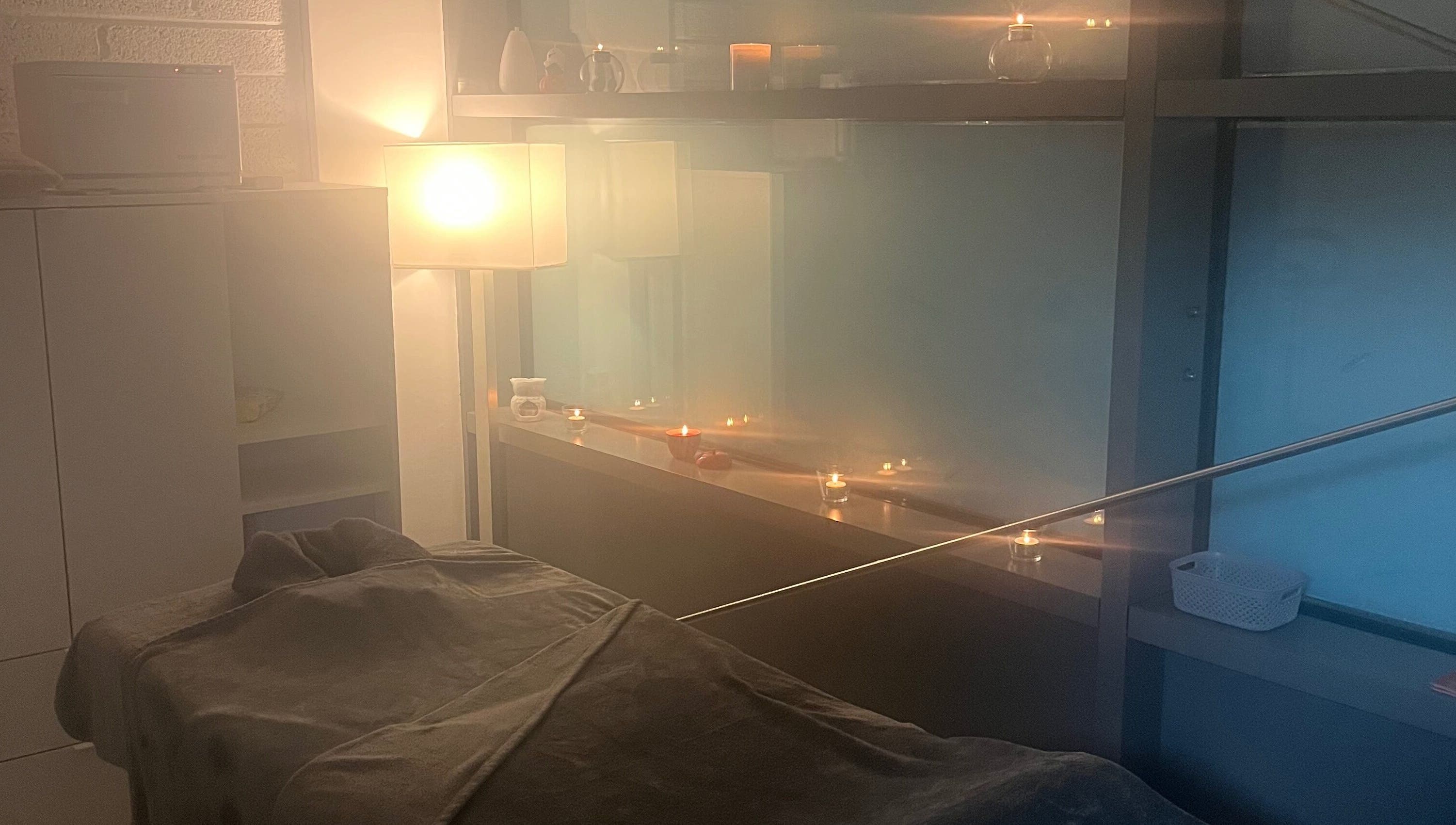 Комната для массажа в TK Massage Therapy, County Wicklow, IE с мягким освещением и свечами.