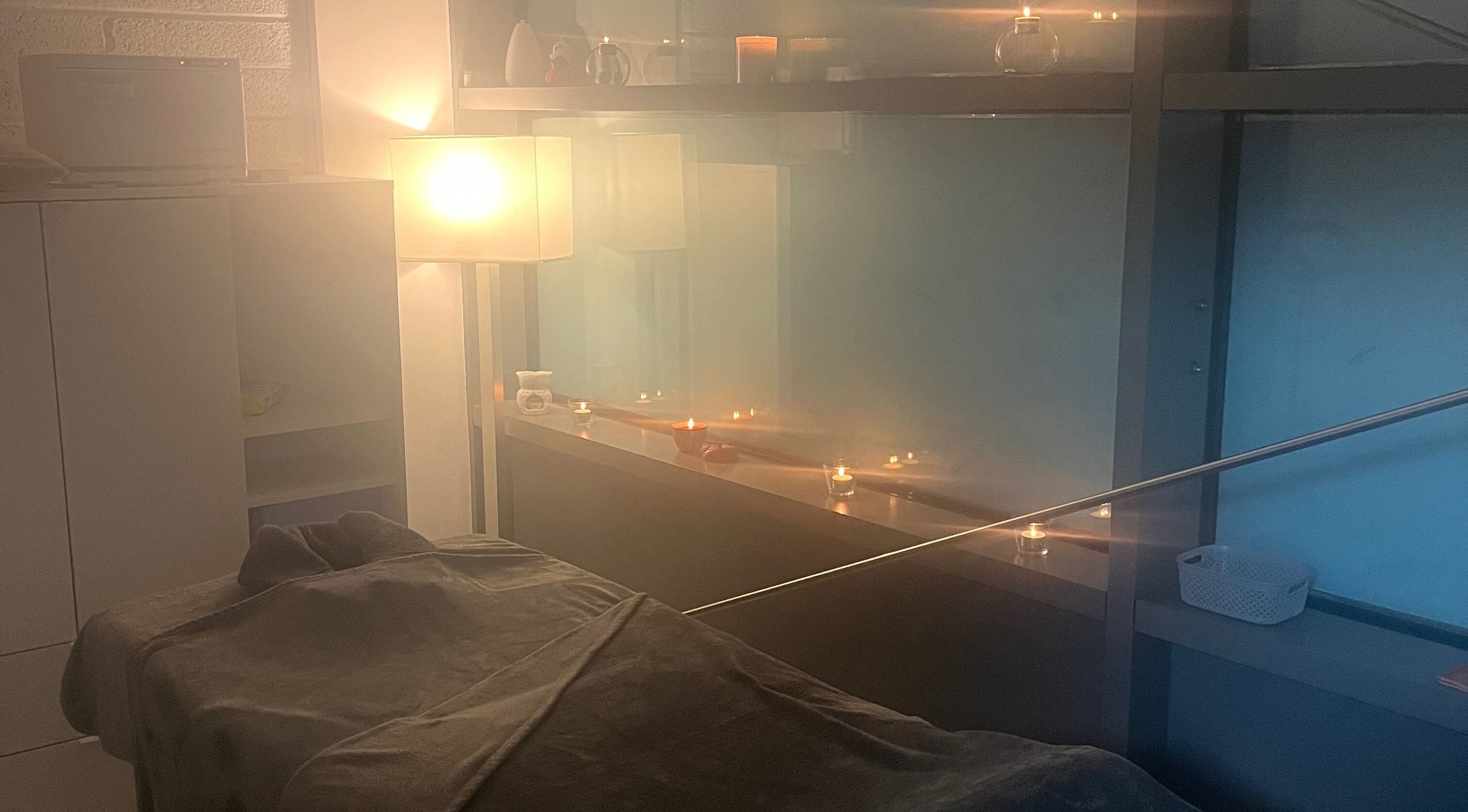 Комната для массажа в TK Massage Therapy, County Wicklow, IE с мягким освещением и свечами.