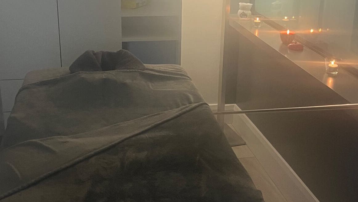 Массажная комната в TK Massage Therapy, County Wicklow, IE с уютным освещением и свечами.