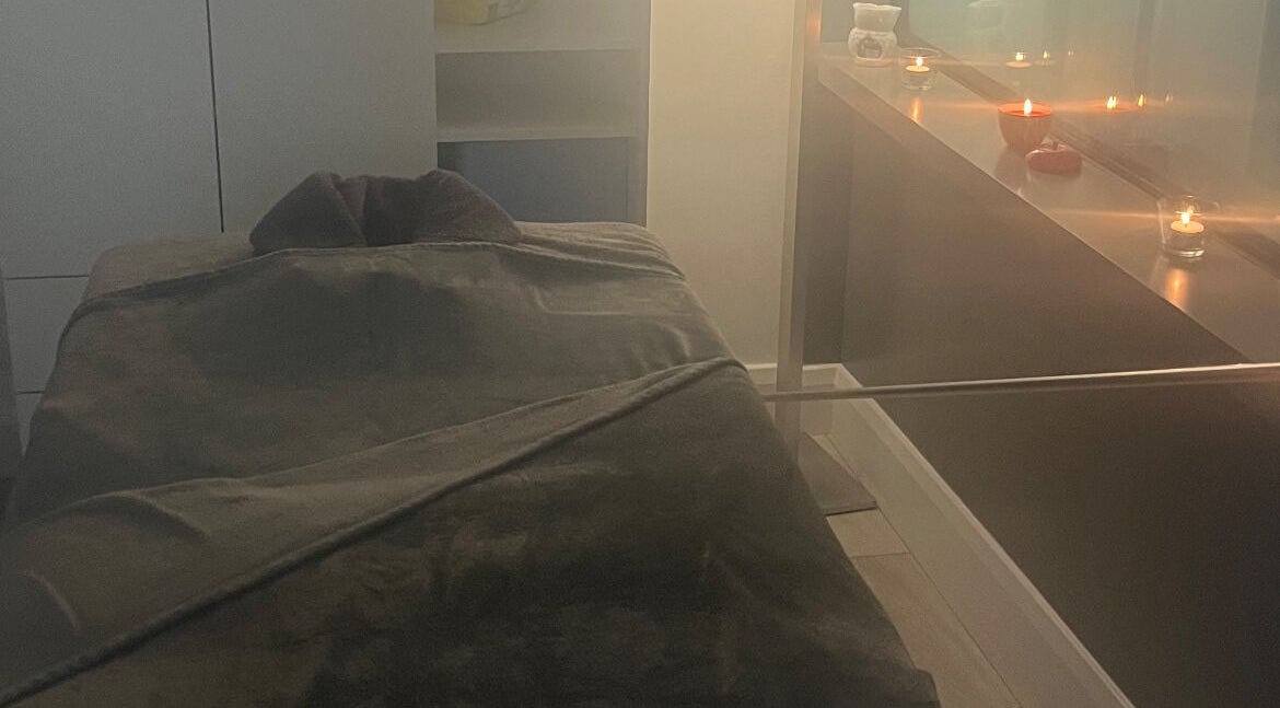 Массажная комната в TK Massage Therapy, County Wicklow, IE с уютным освещением и свечами.