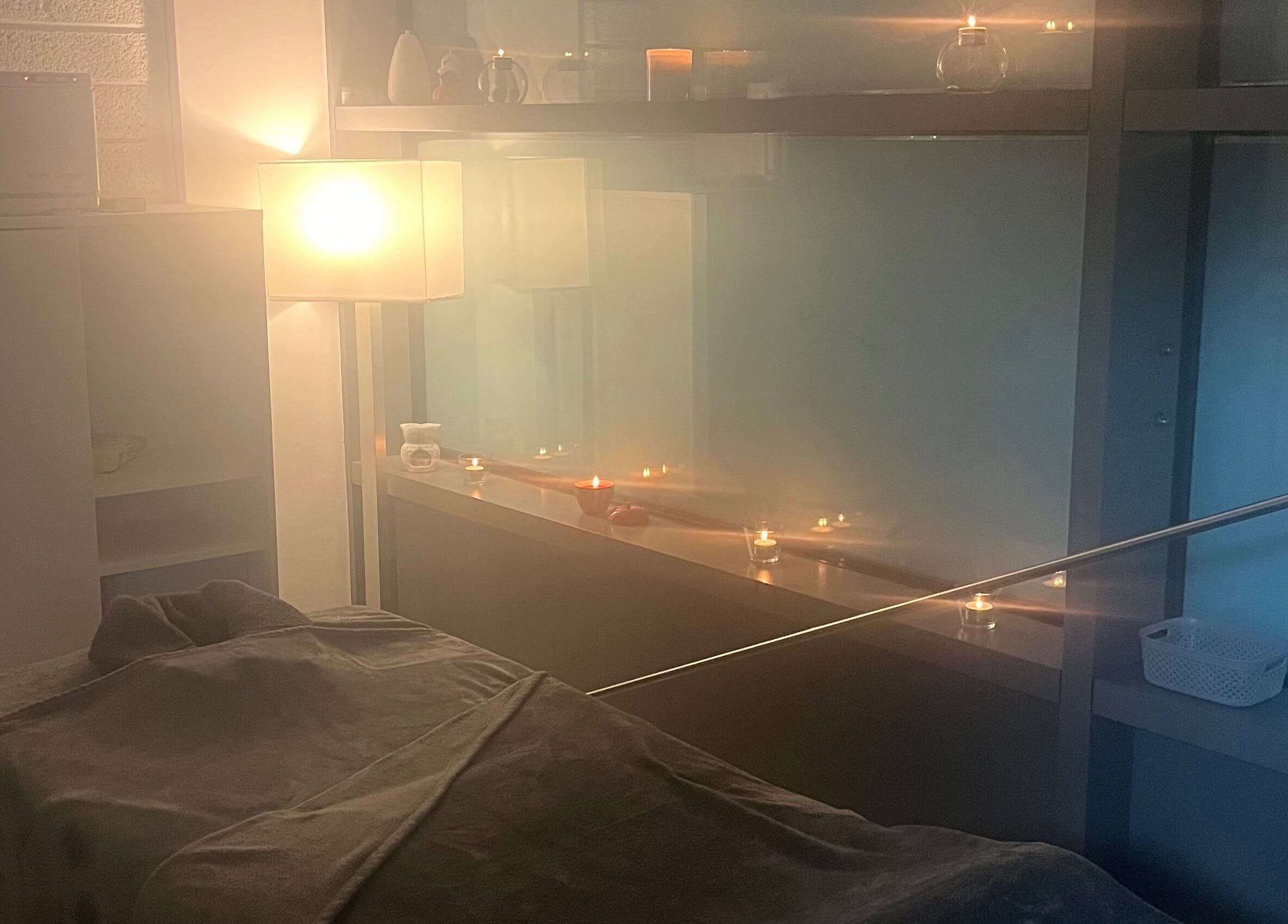 Комната в TK Massage Therapy в County Wicklow, IE, освещенная свечами, создает спокойную атмосферу.