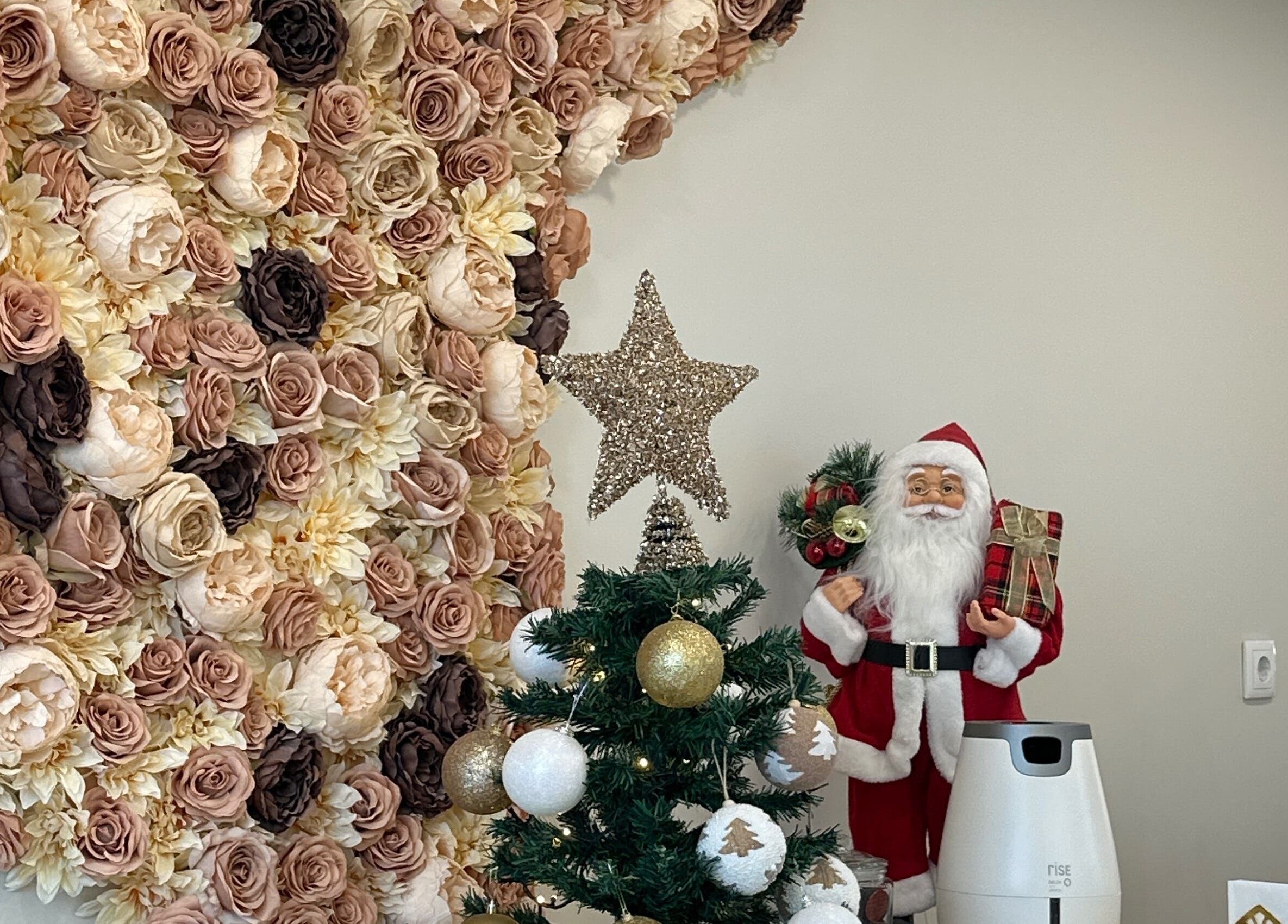 Holiday decor at Tailla Rosa- Manicure Brasileira | ENTRECAMPOS, Lisboa, PT with roses and Santa figure.