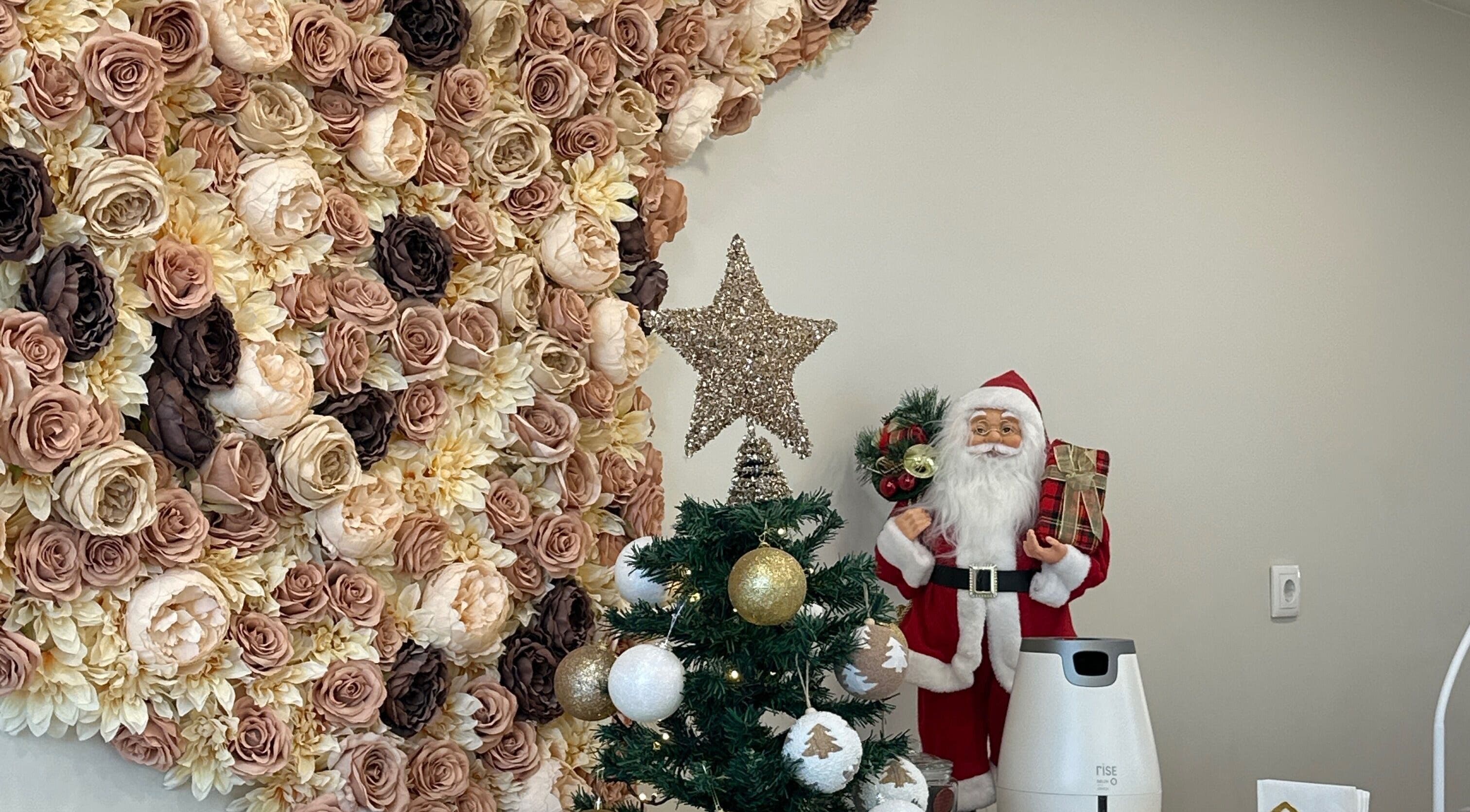 Holiday decor at Tailla Rosa- Manicure Brasileira | ENTRECAMPOS, Lisboa, PT with roses and Santa figure.