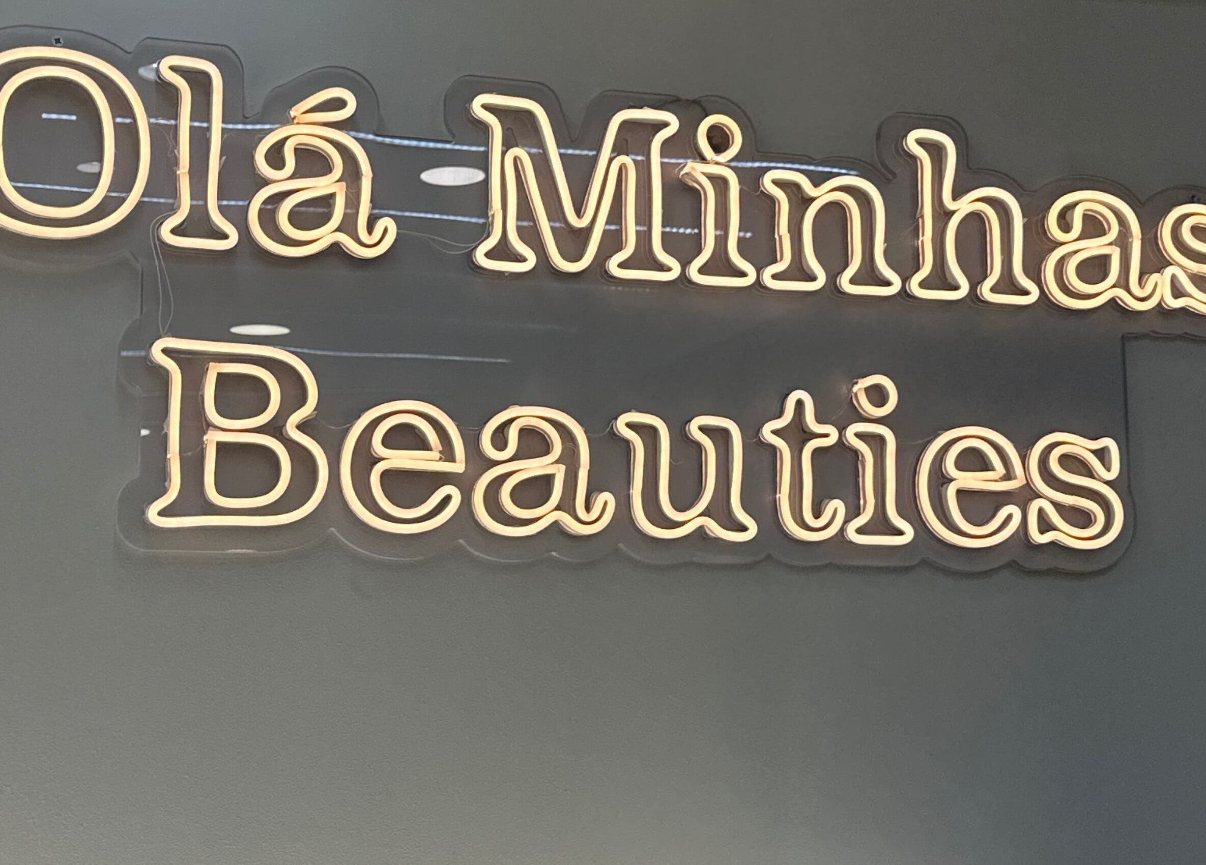 Neon sign 'Olá Minhas Beauties' at Tailla Rosa-Manicure Brasileira in ENTRECAMPOS, Lisboa, Lisboa, PT.