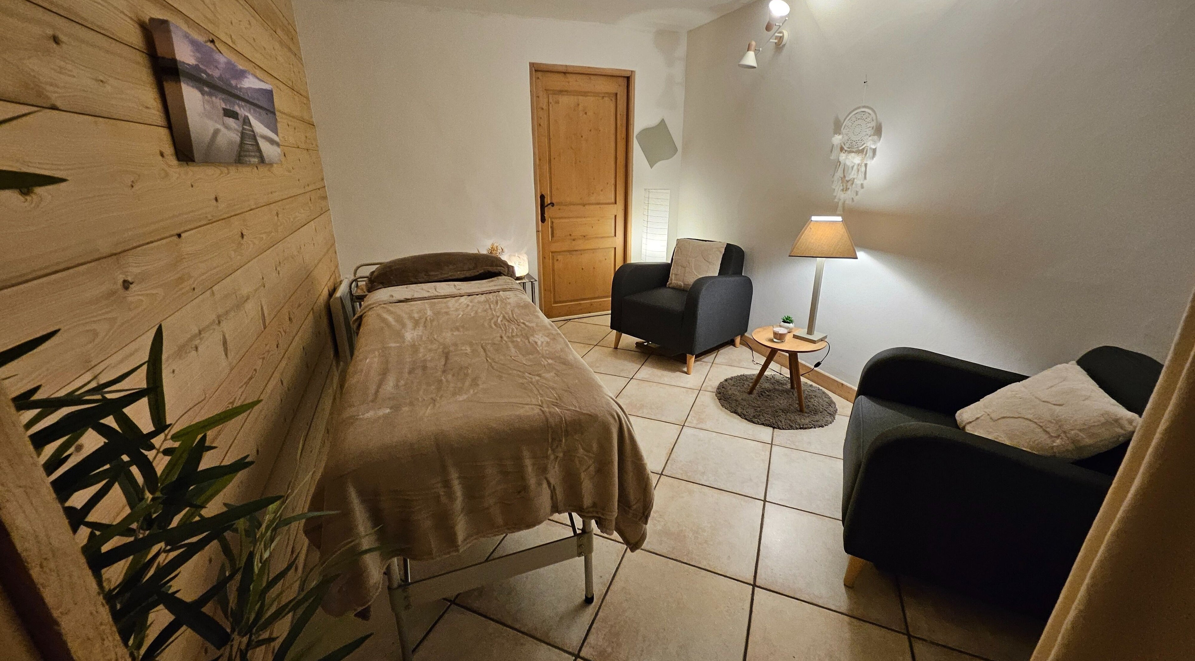 Salle de soins tranquille à NAIL'HAIR AND BEAUTY / Magalie, Sallanches, Auvergne-rhône-alpes, FR.