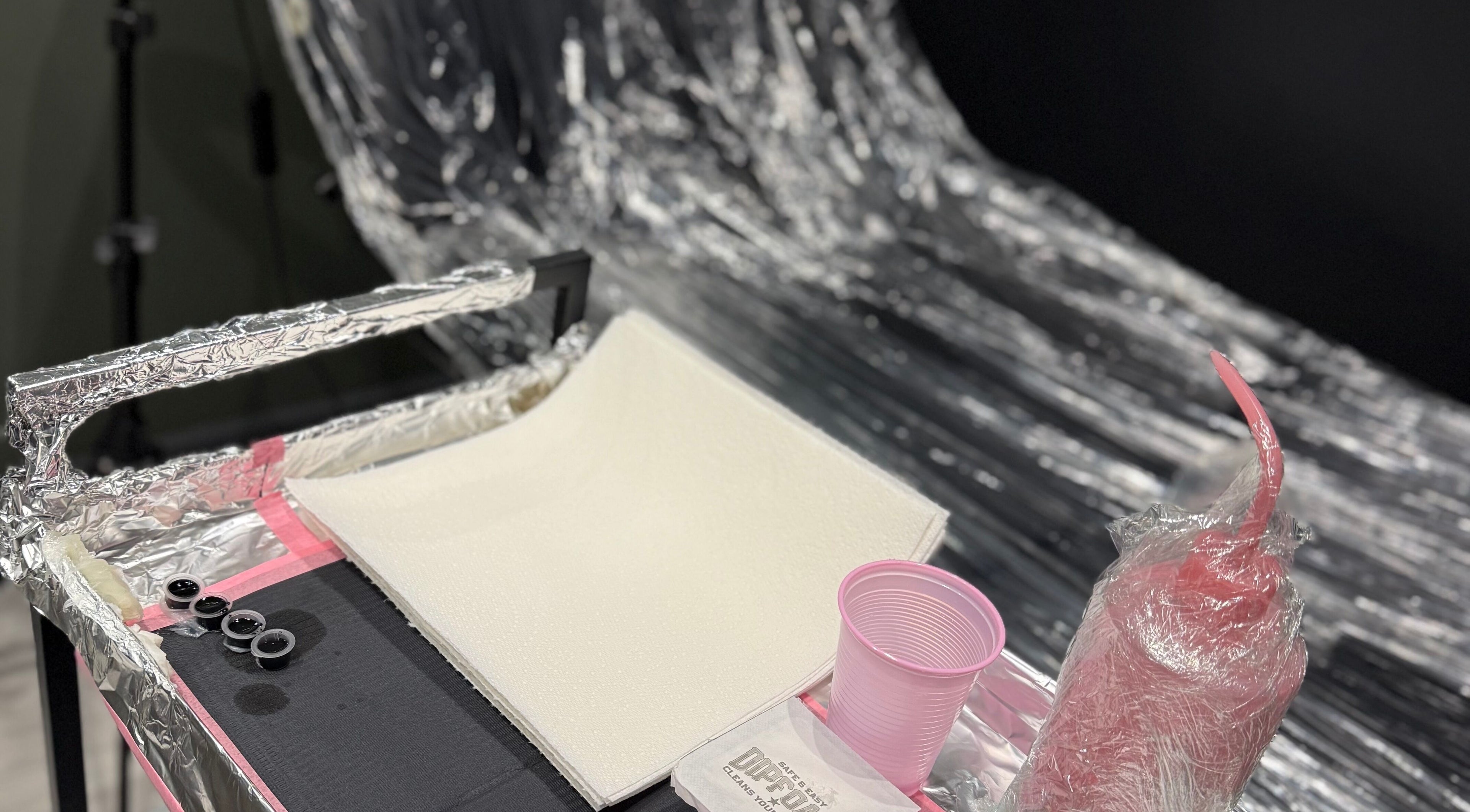 Zbliżenie na przygotowaną stację do tatuażu w Magnetic Tattoo Studio, Northampton, England, GB.