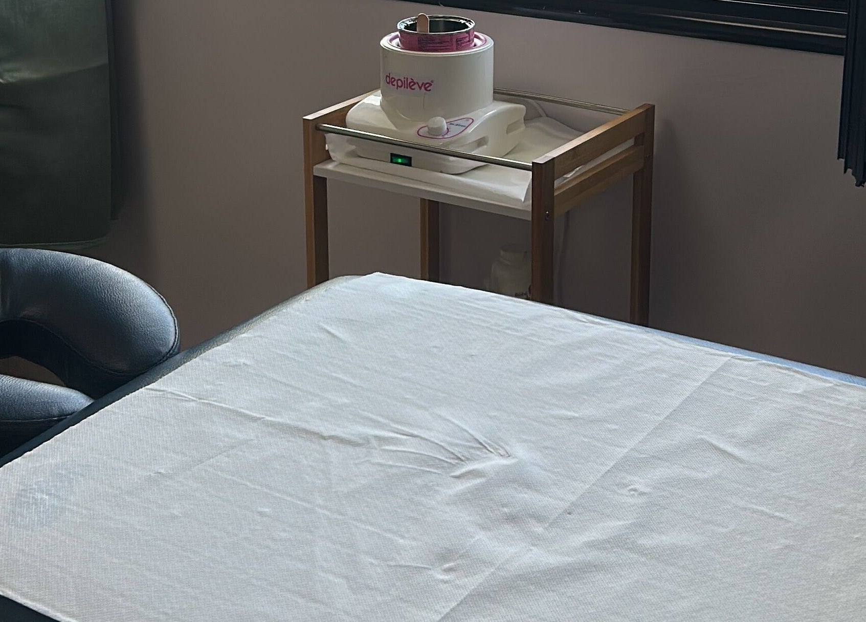 Table de massage à Éclat Créole, Sainte-Luce, MQ, prête pour une séance de bien-être apaisante.