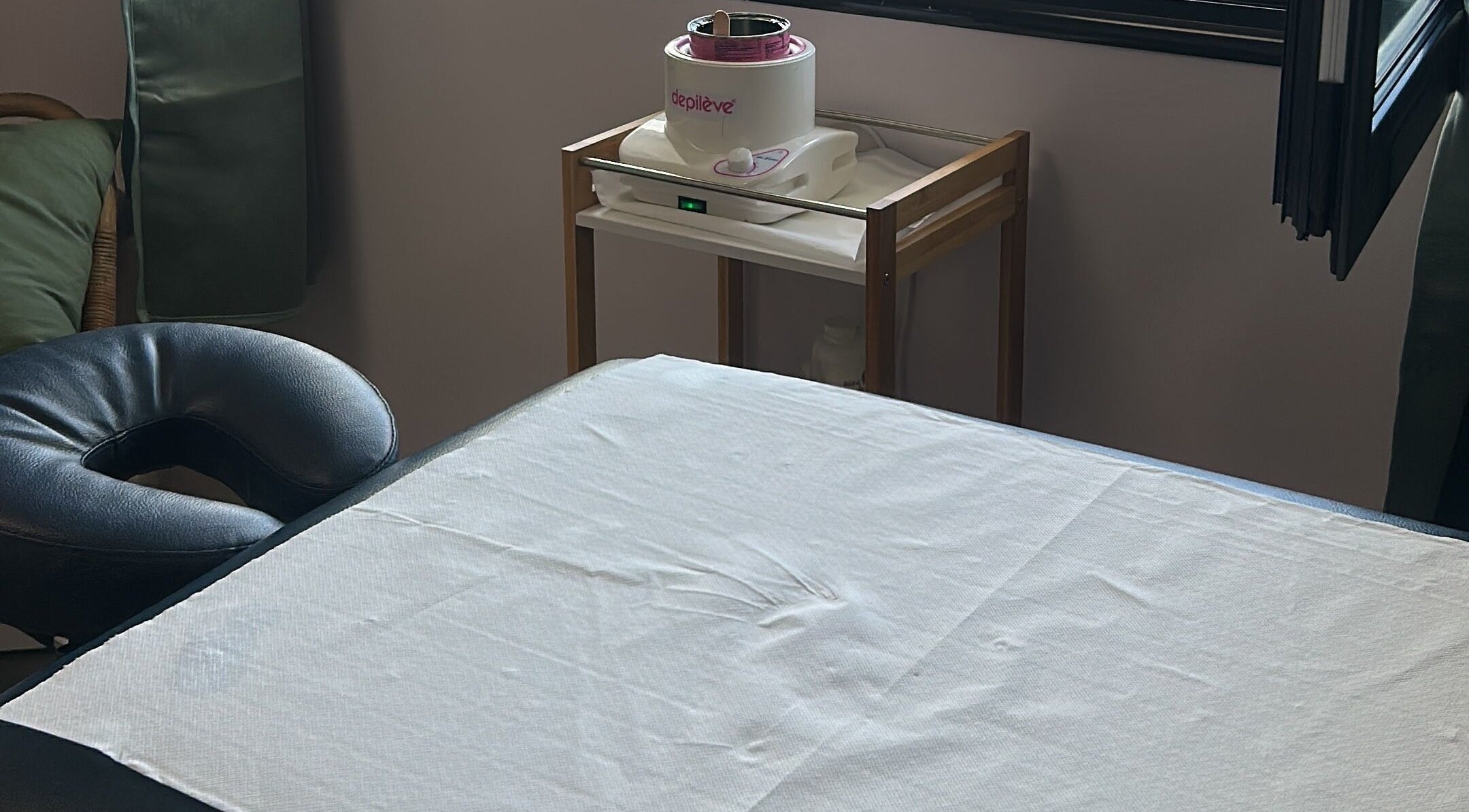 Table de massage à Éclat Créole, Sainte-Luce, MQ, prête pour une séance de bien-être apaisante.