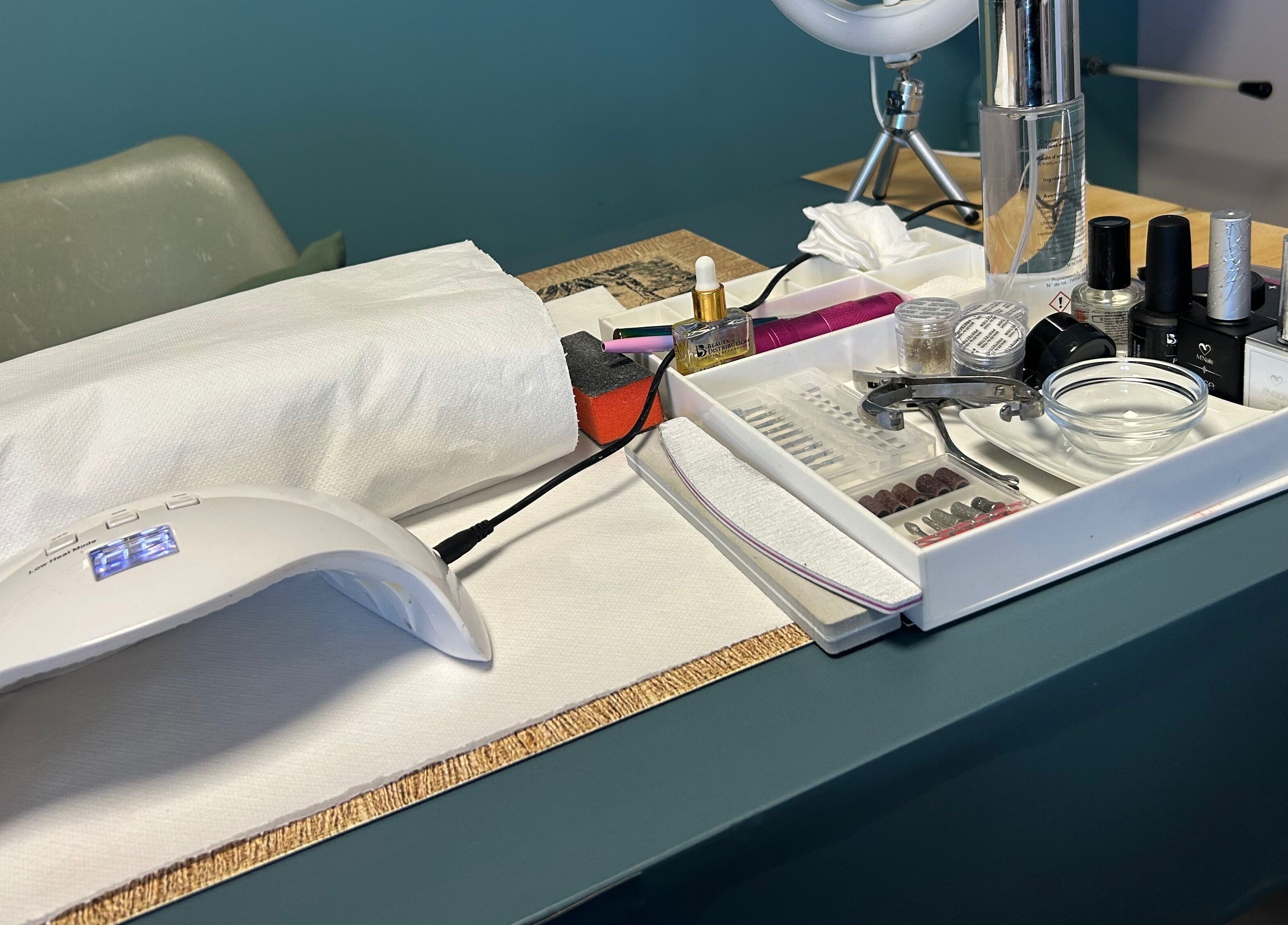 Station de manucure à Éclat Créole, Sainte-Luce, MQ, avec outils et vernis.