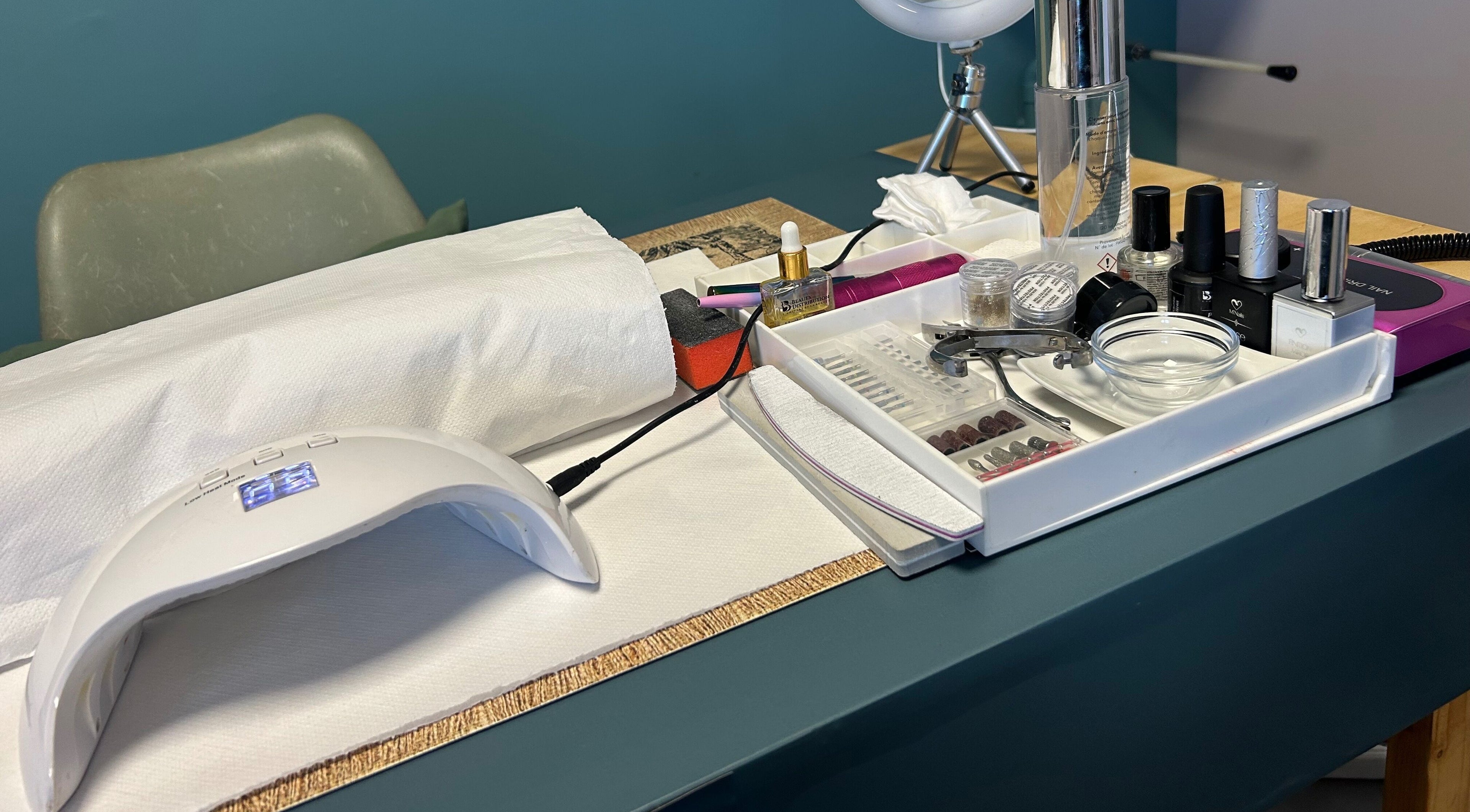 Station de manucure à Éclat Créole, Sainte-Luce, MQ, avec outils et vernis.