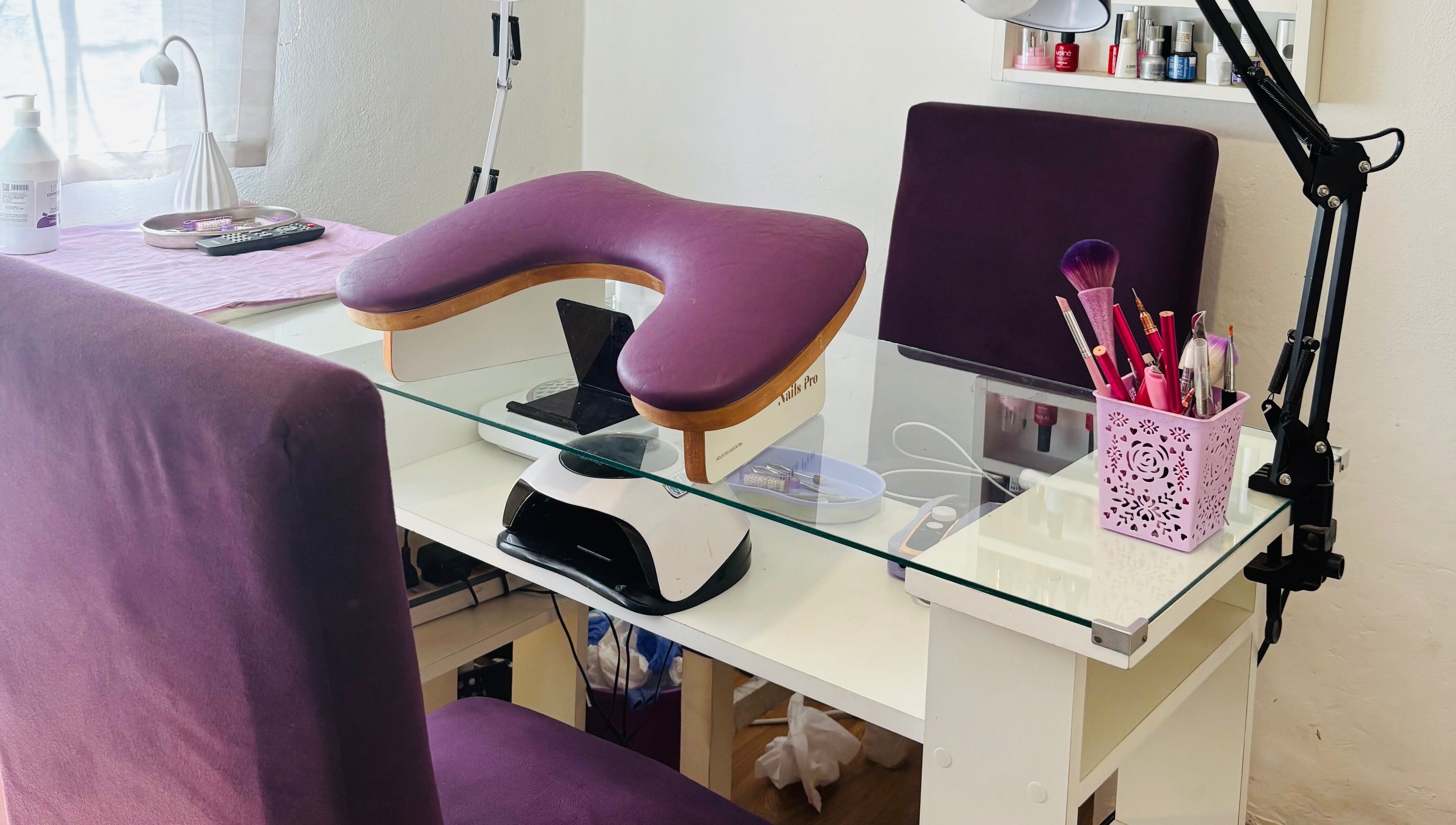 Estación de uñas en Aura nails, Villa Ballester, Buenos Aires. Mesa blanca con asiento púrpura y herramientas de manicura.