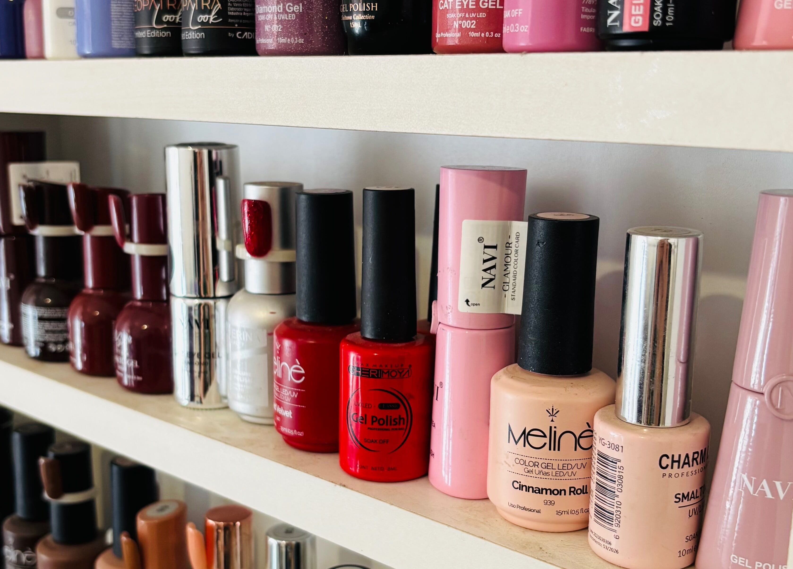 Esmaltes de colores en Aura nails, Villa Ballester, Provincia De Buenos Aires, AR. Variedad y calidad garantizada.