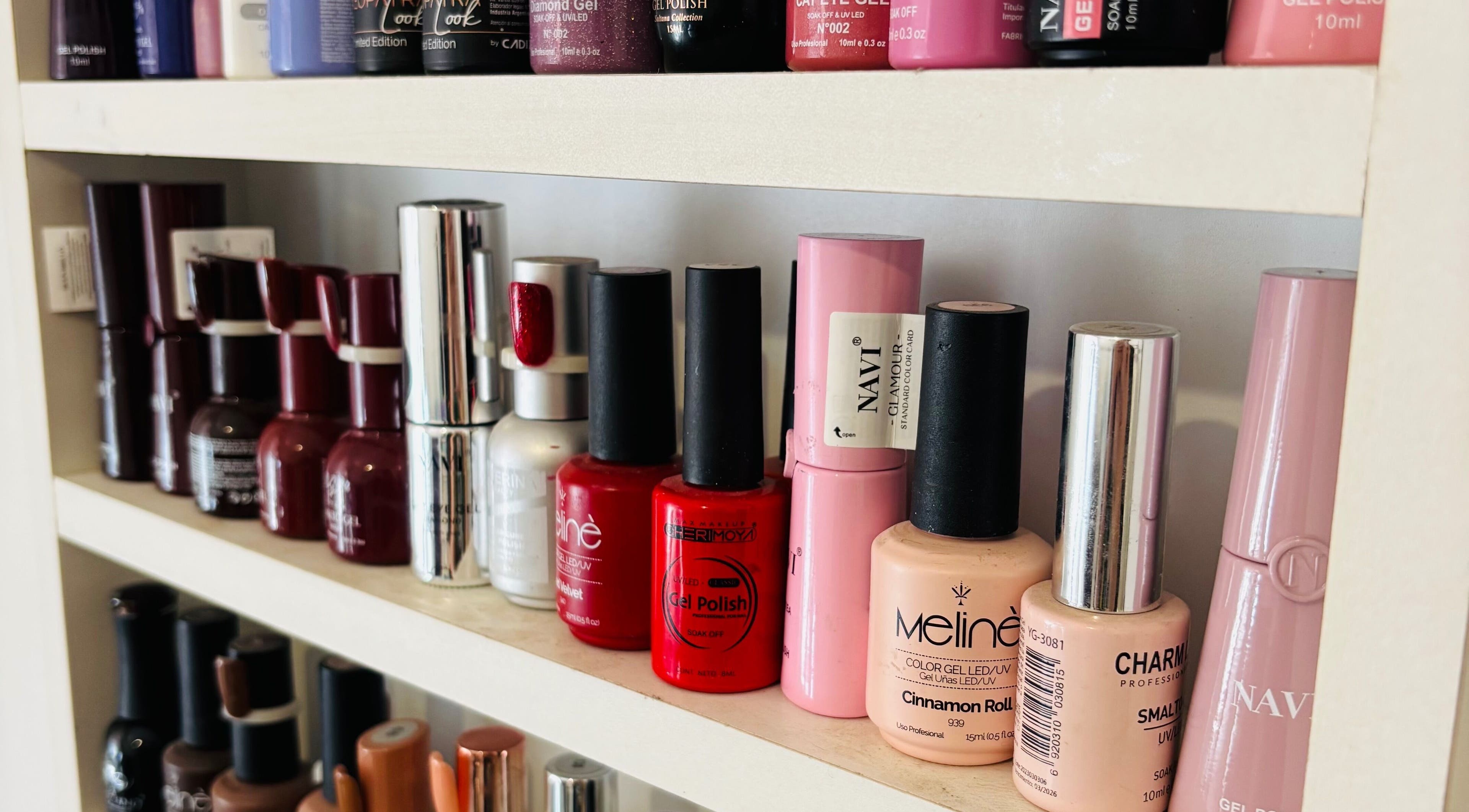 Esmaltes de colores en Aura nails, Villa Ballester, Provincia De Buenos Aires, AR. Variedad y calidad garantizada.