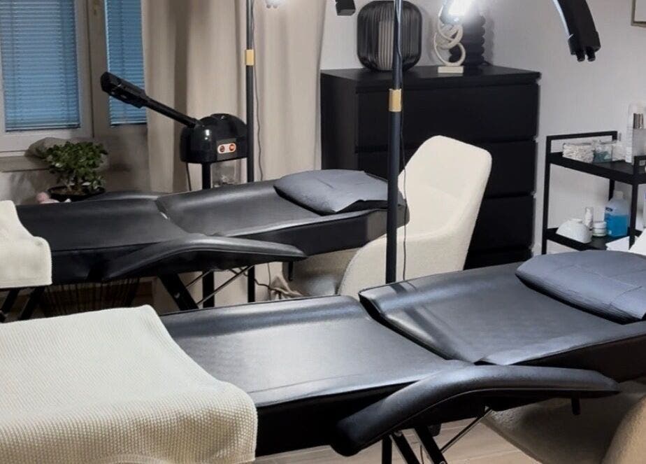 Behandlungsraum bei Elbo Beauty Studio in Wien, Wien, AT. Moderne Ruheliegen und dezente Beleuchtung.