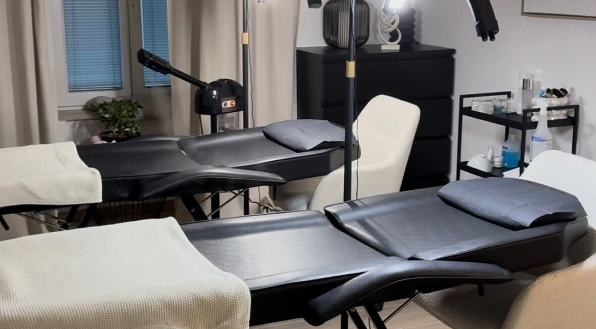 Elegantes Behandlungszimmer im Elbo Beauty Studio, Wien, Wien, AT mit modernen Liegen und sanfter Beleuchtung.