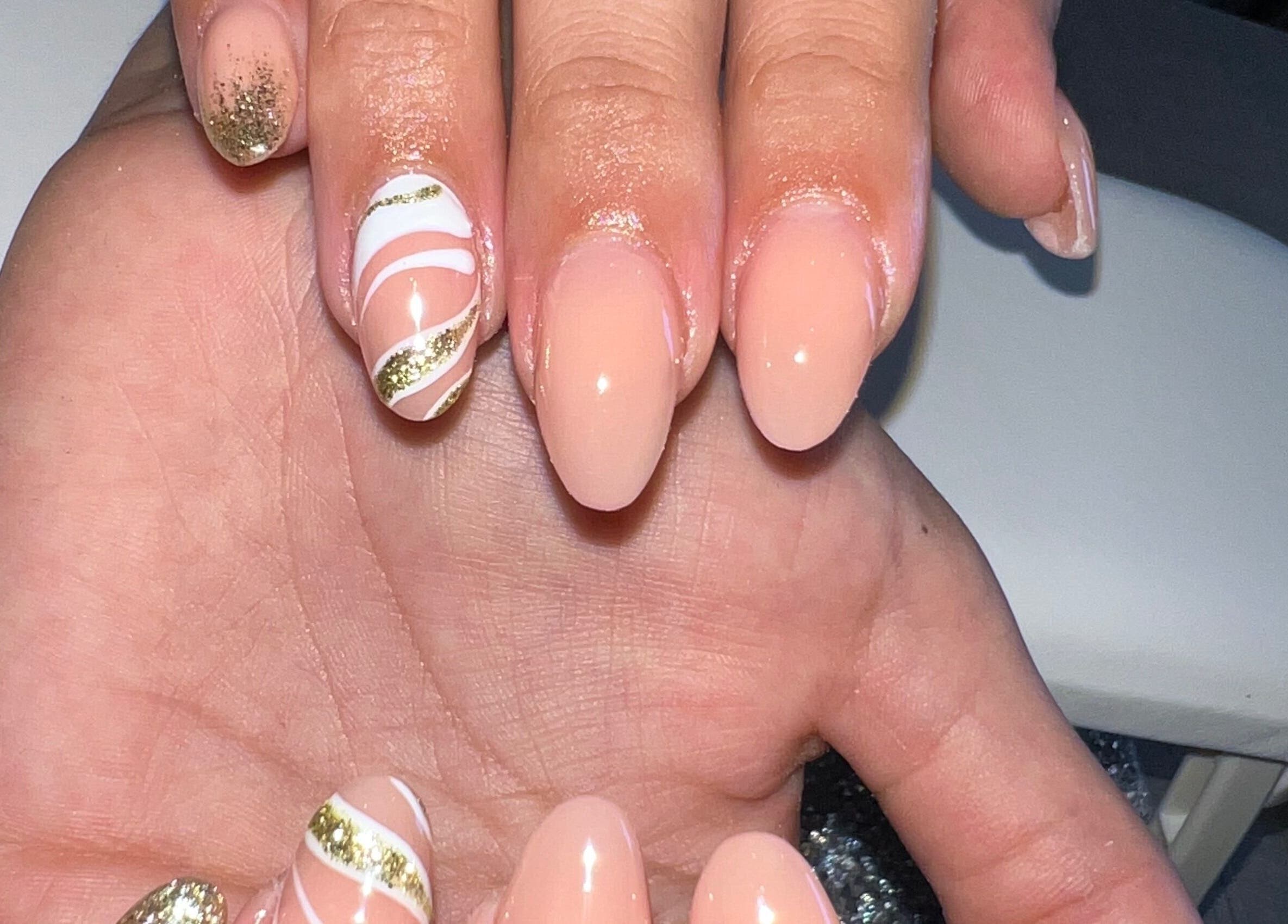 Manicura elegante en Nails.aliciia_ Zamora, Castilla Y León, ES con detalles en dorado y blanco.