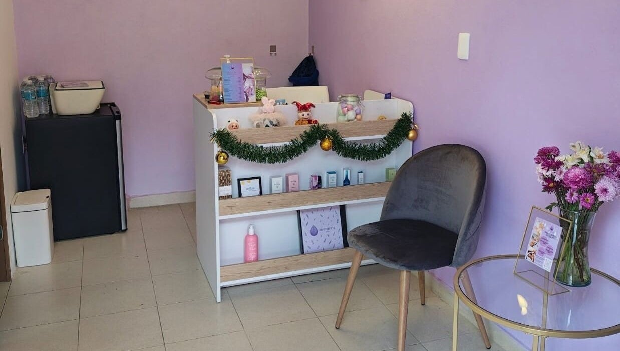 Reception area at Amethyste Spa, Ciudad De México, showcasing festive decor and seating for guests.