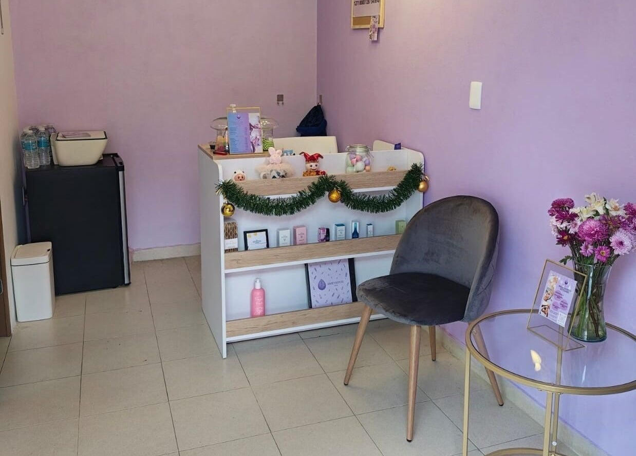 Reception area at Amethyste Spa, Ciudad De México, showcasing festive decor and seating for guests.