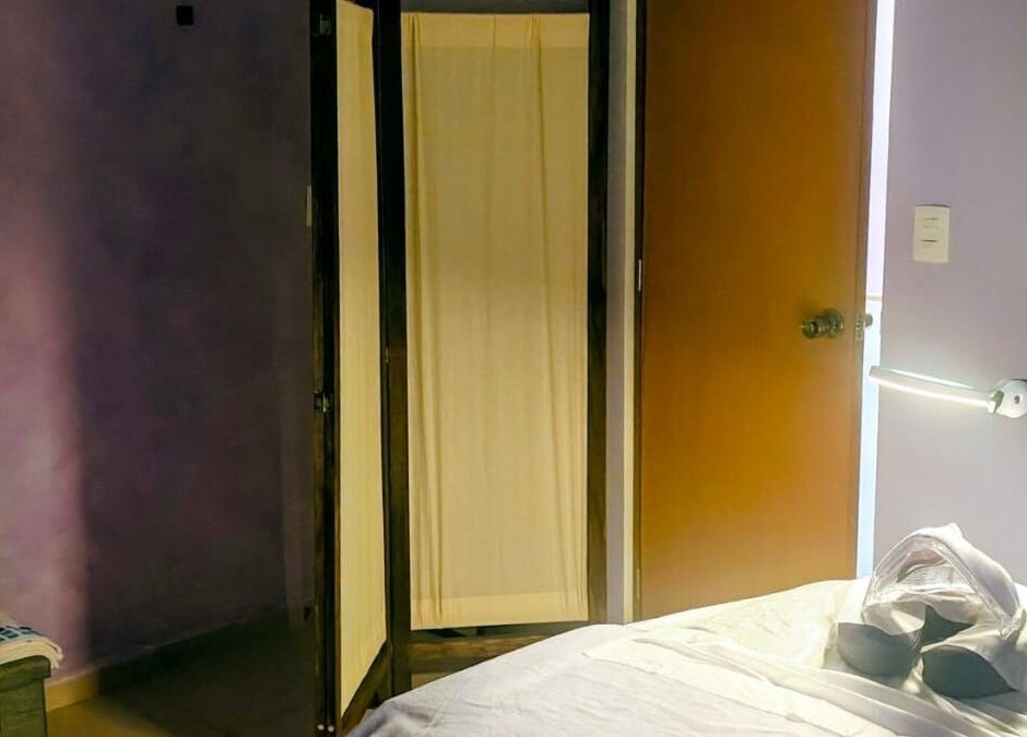 Calm treatment room at Amethyste Spa, Ciudad De México, MX offers soothing relaxation and comfort.