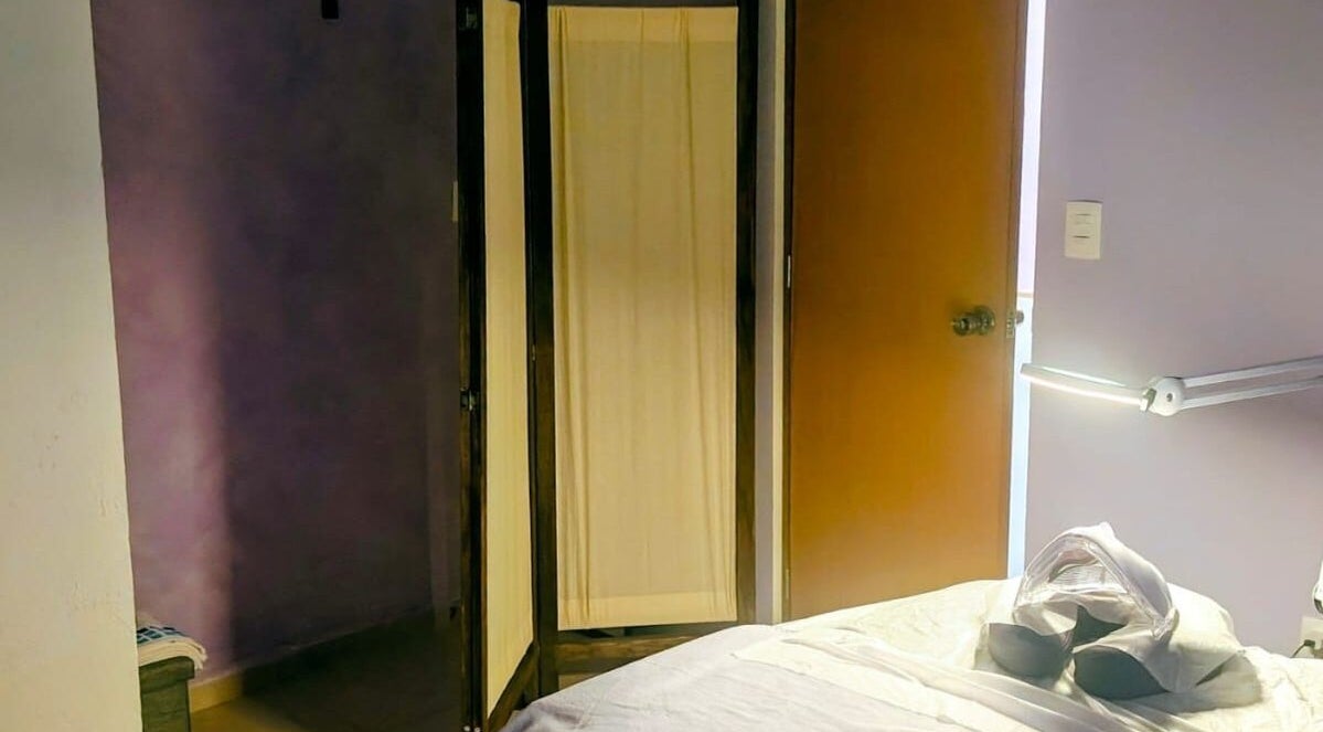 Calm treatment room at Amethyste Spa, Ciudad De México, MX offers soothing relaxation and comfort.