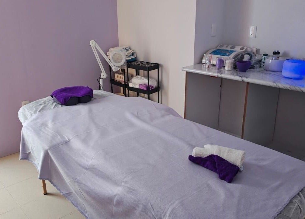 Calm treatment room at Amethyste Spa, Ciudad De México, MX with massage table and soft lighting.