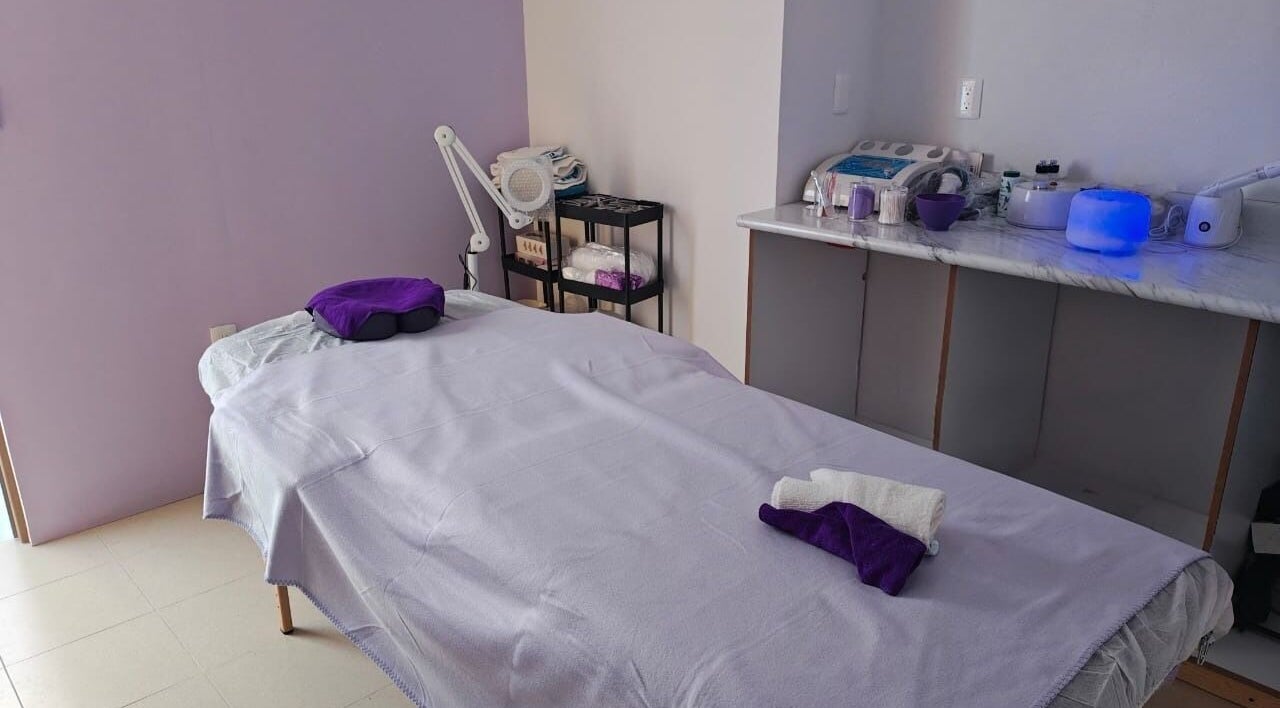 Calm treatment room at Amethyste Spa, Ciudad De México, MX with massage table and soft lighting.