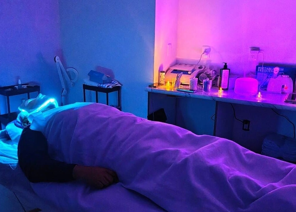 Relaxing LED therapy session at Amethyste Spa, Ciudad De México, Ciudad De México, MX, with calming ambiance.