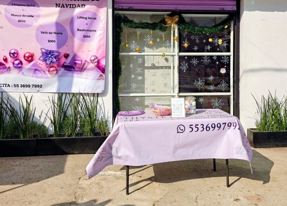Amethyste Spa's festive display at Ciudad De México with treatments table and decor.