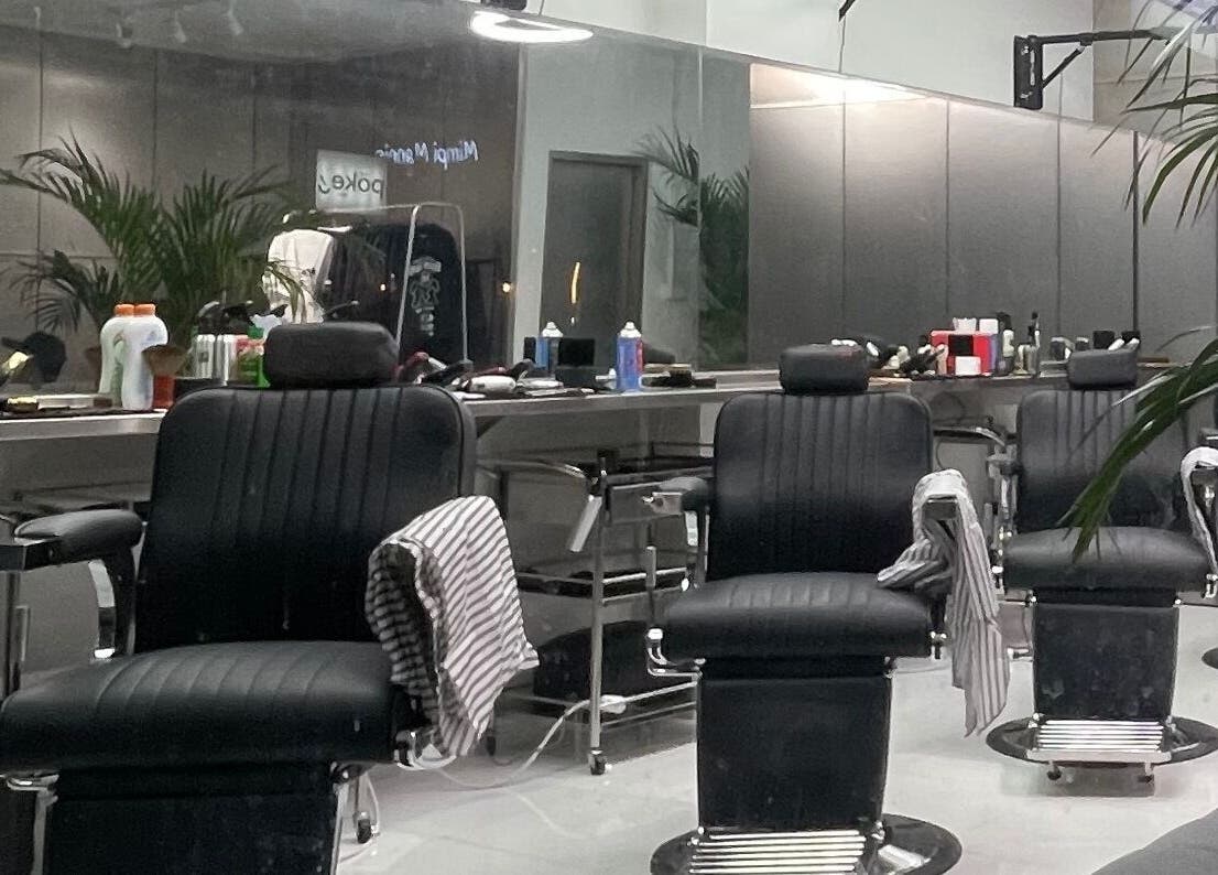 Ruang modern Human Barber Club VOL 1 di Bali, Bali, ID, menampilkan kursi cukur bergaya dan cermin luas.