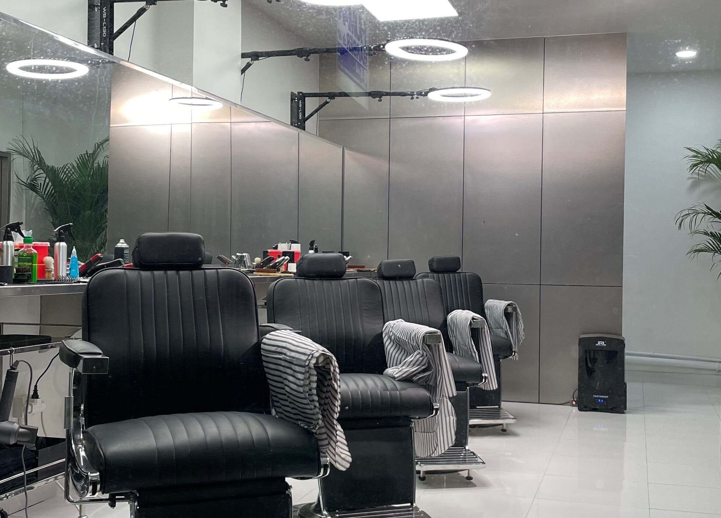 Interior kursi pangkas rambut di Human Barber Club VOL 1, Bali, Bali, ID dengan desain modern.