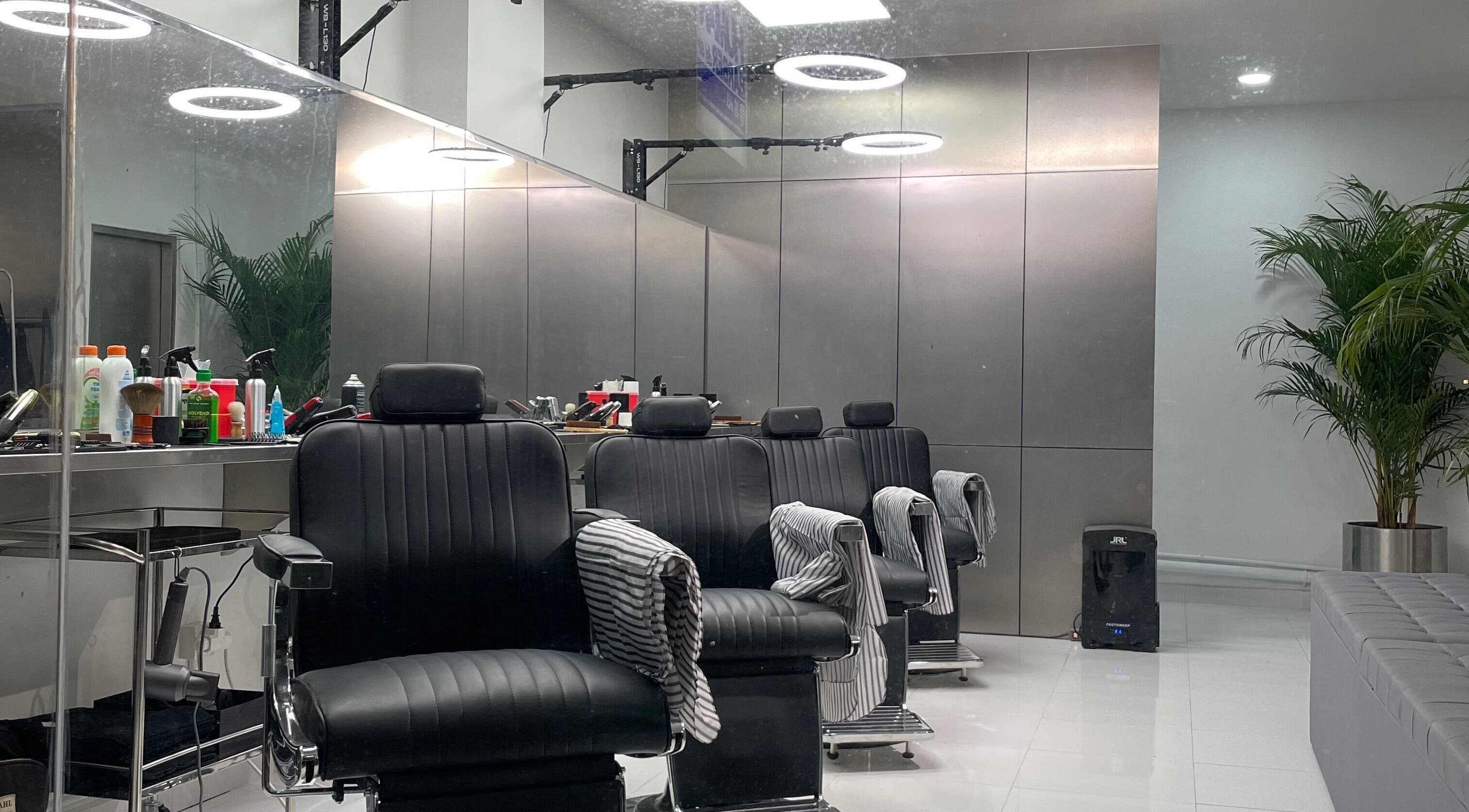 Interior kursi pangkas rambut di Human Barber Club VOL 1, Bali, Bali, ID dengan desain modern.