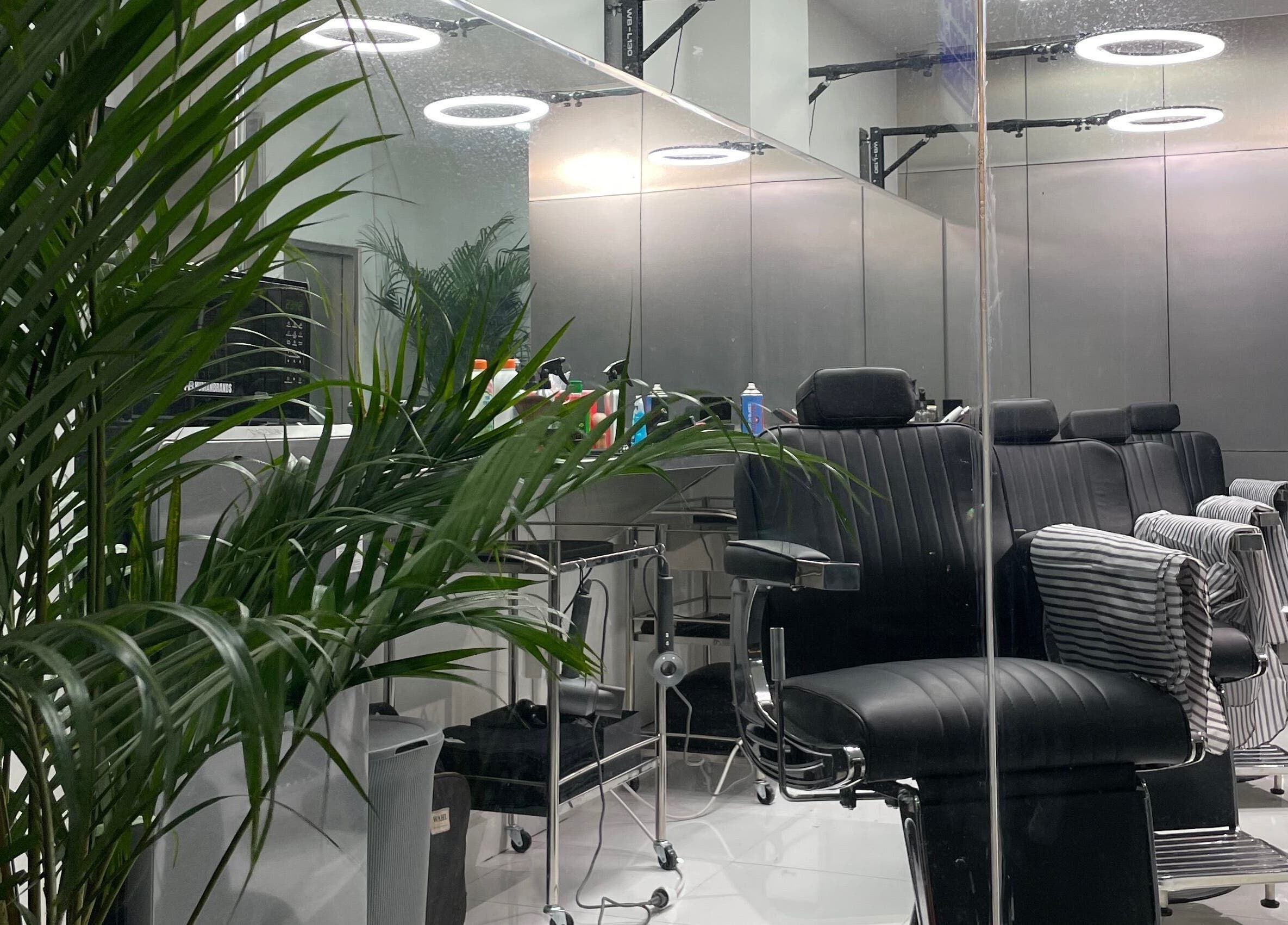 Kursi dan meja modern di Human Barber Club VOL 1, Bali, Bali, ID.