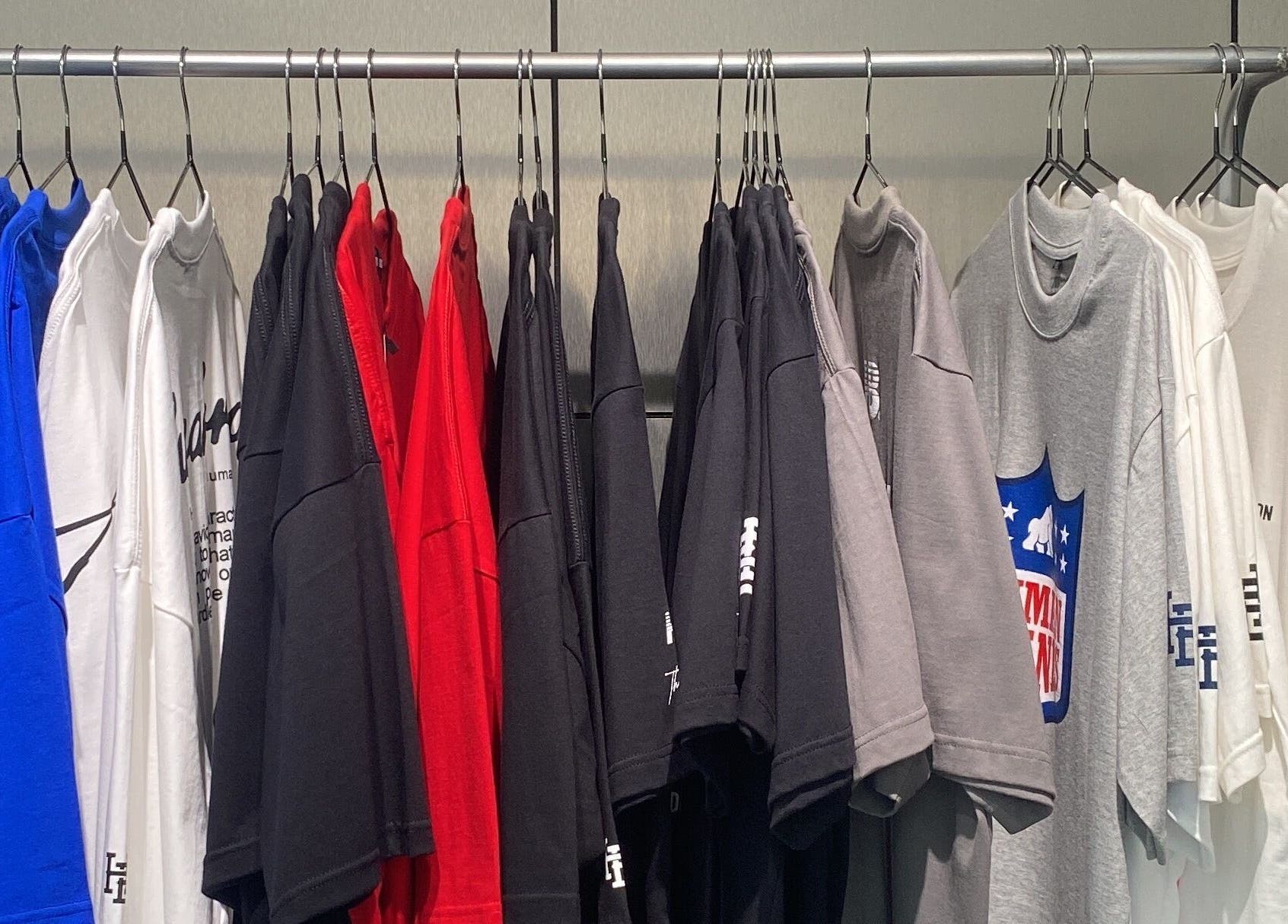 Deretan kaos berwarna di Human Barber Club VOL 1, Bali, Bali, ID.