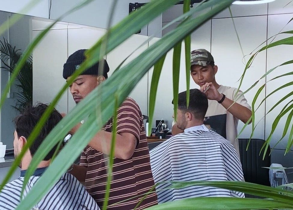 Suasana santai di Human Barber Club VOL 1 di Bali dengan para penata rambut beraksi.