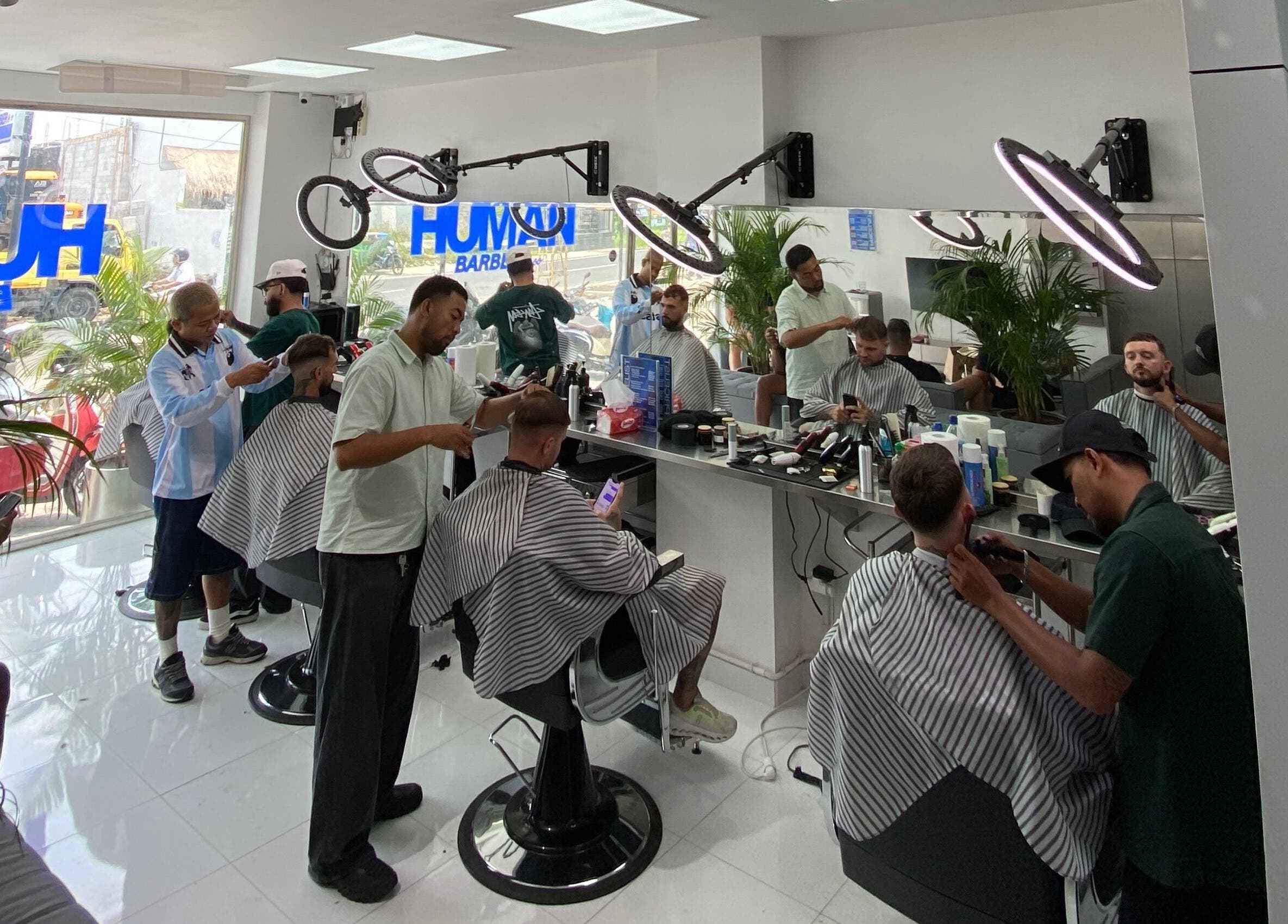 Potongan rambut di Human Barber Club VOL 1, Bali. Suasana modern dan profesional.