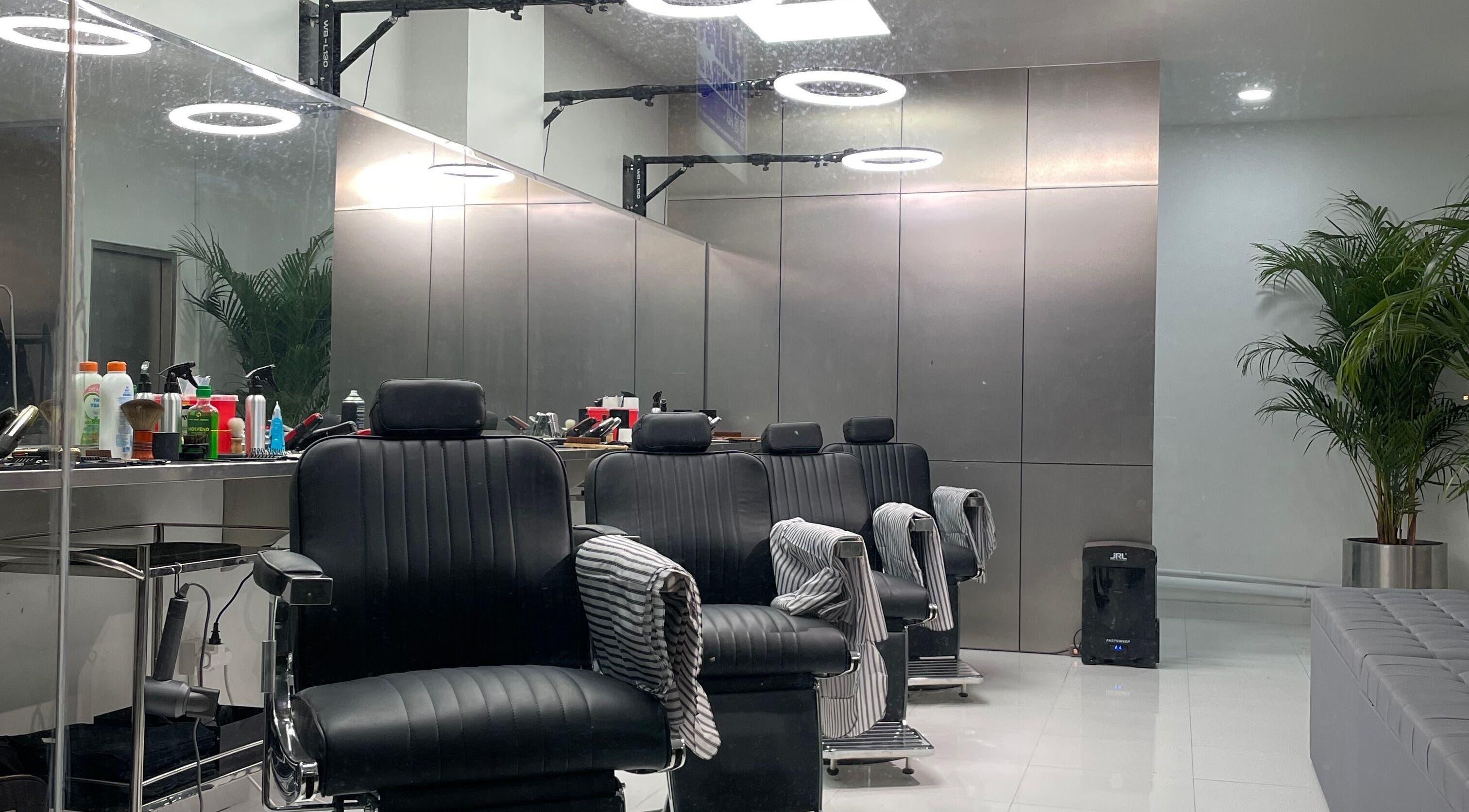 Interior elegan di Human Barber Club VOL 1, Bali, Bali, ID dengan kursi barber hitam berlapis kulit.