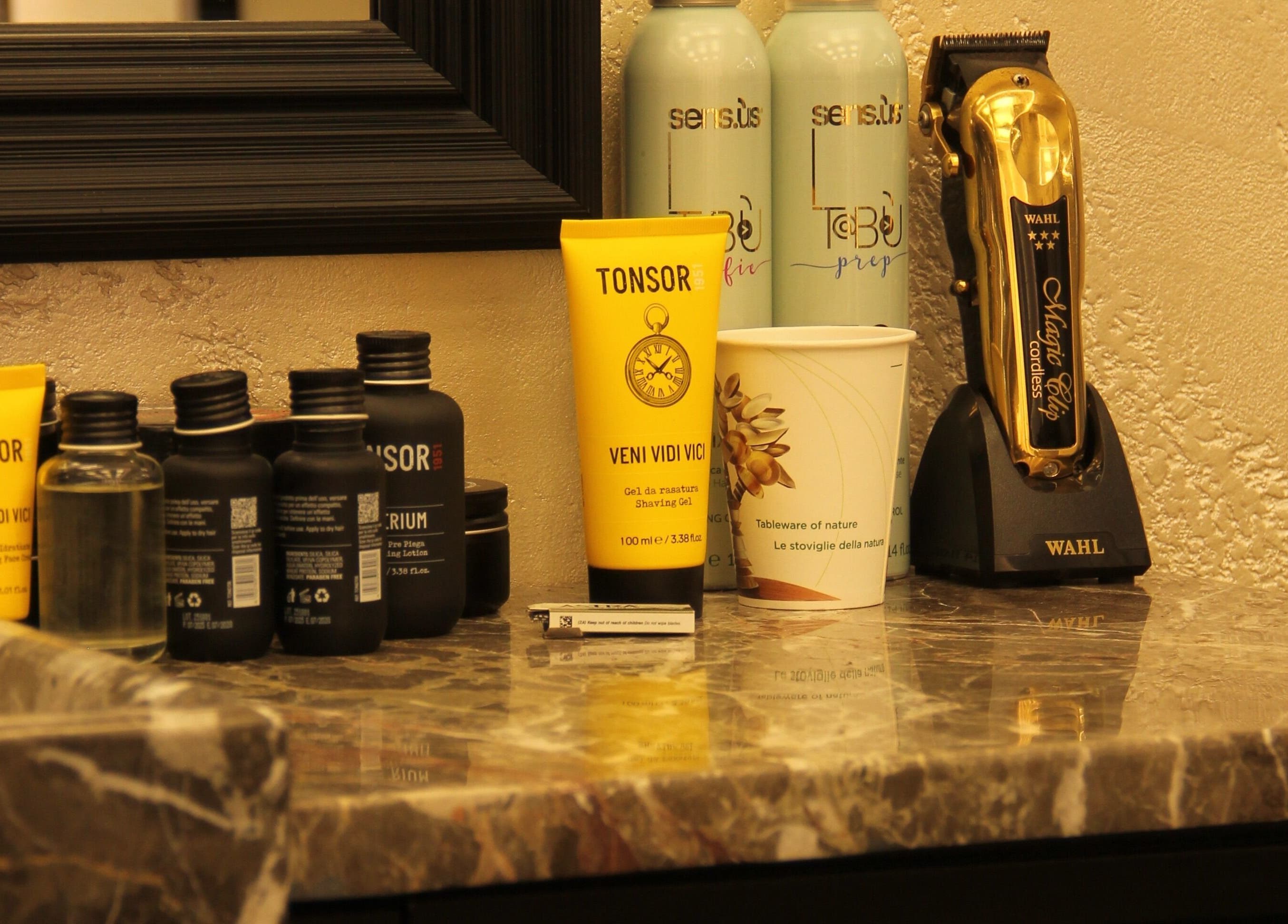 Prodotti di bellezza eleganti su marmo a Nuovo Salone Dante, Verona, Veneto, IT.